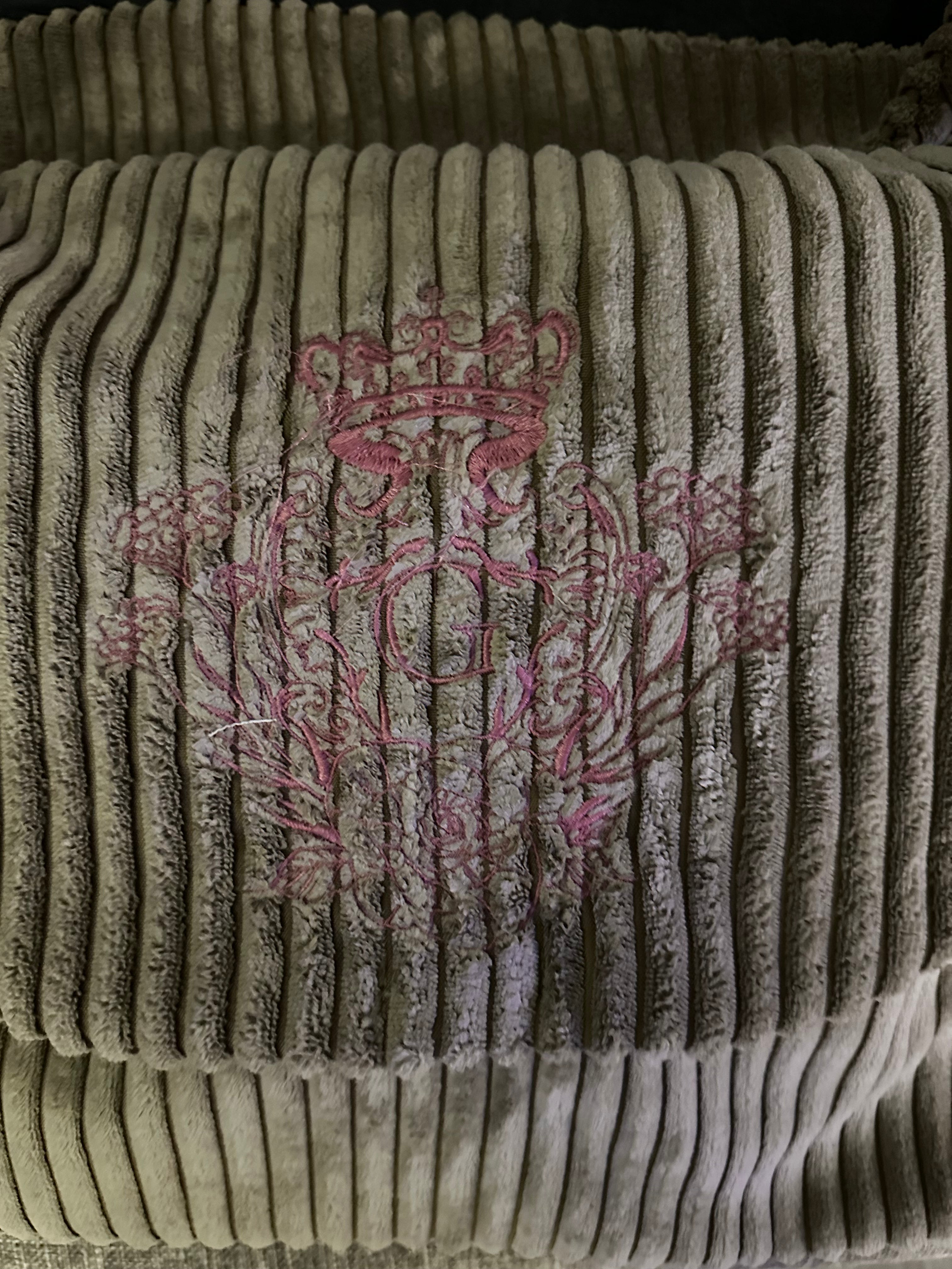 Sac besace couleur kaki intérieur doré et son logo brodé Rose