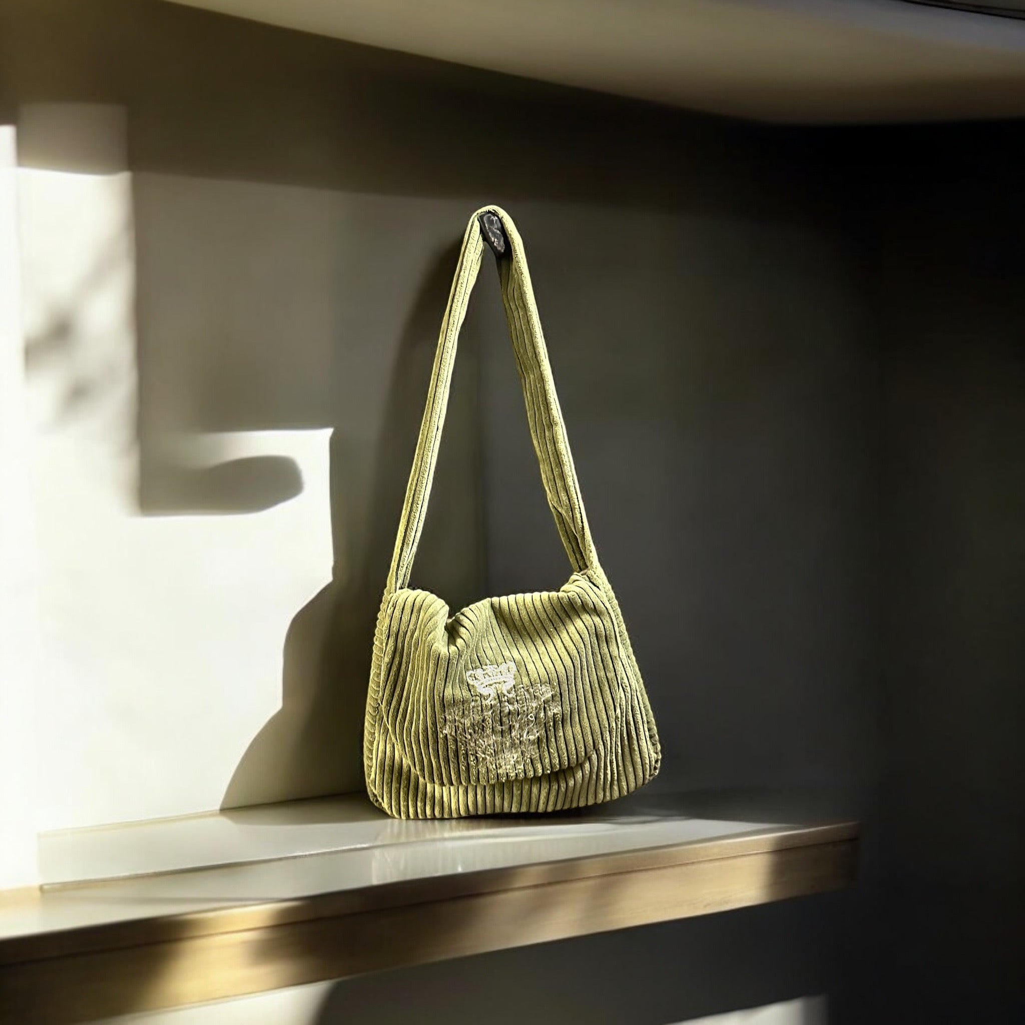 Sac besace couleur Kaki intérieur coton doré pailleté et son logo brodé Blanc