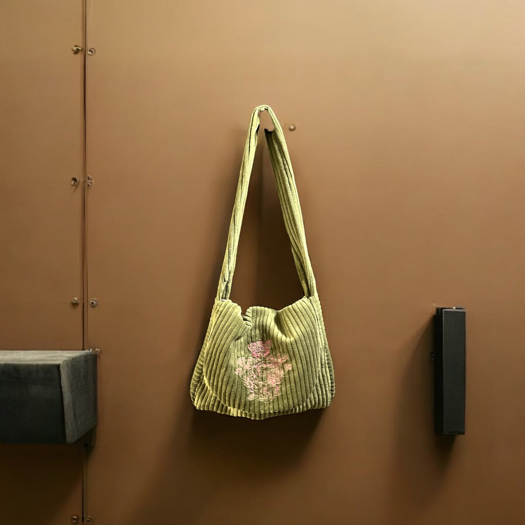 Sac besace couleur kaki intérieur doré et son logo brodé Rose