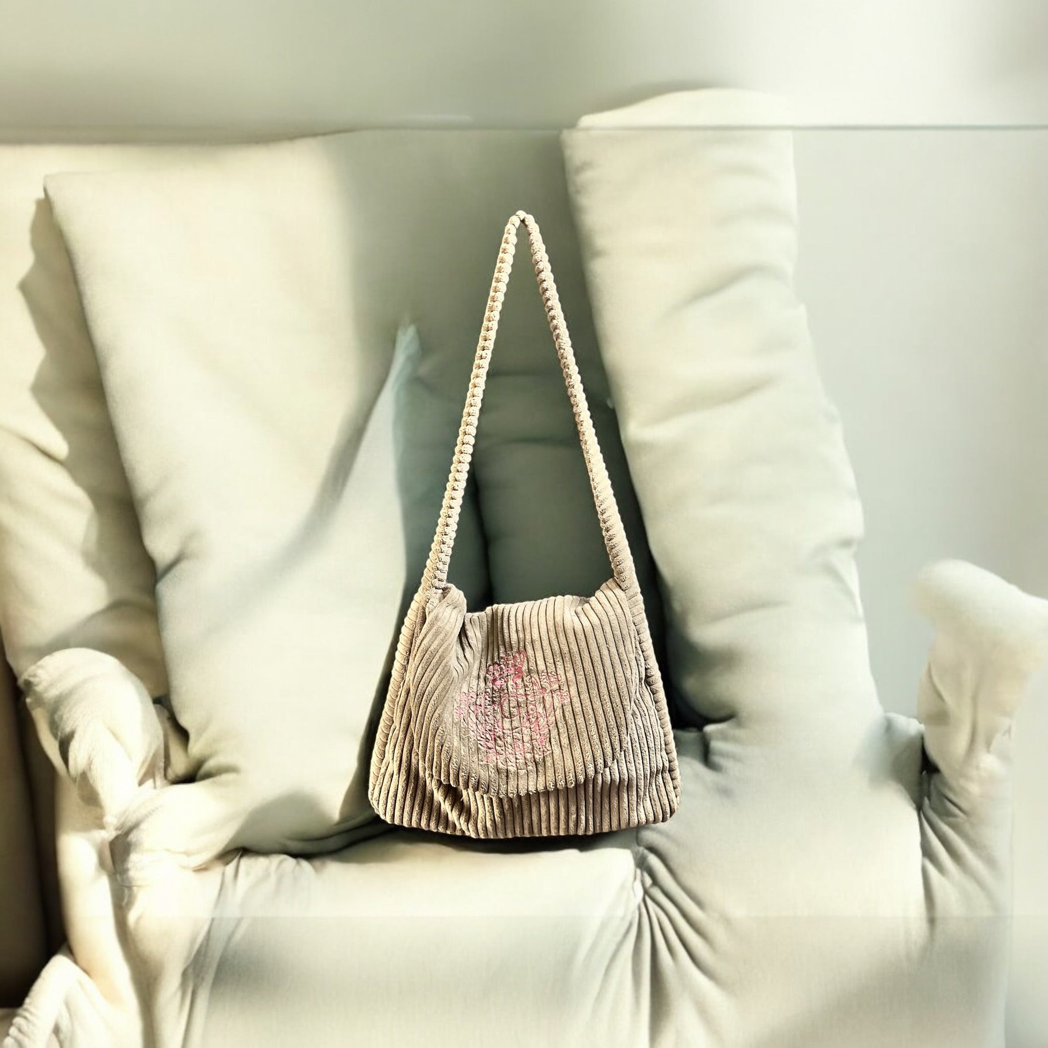 Sac besace couleur Beige intérieur en tissu coton toile de Jouy vie à la campagne rouge grande laize coton et son logo brodé Rose