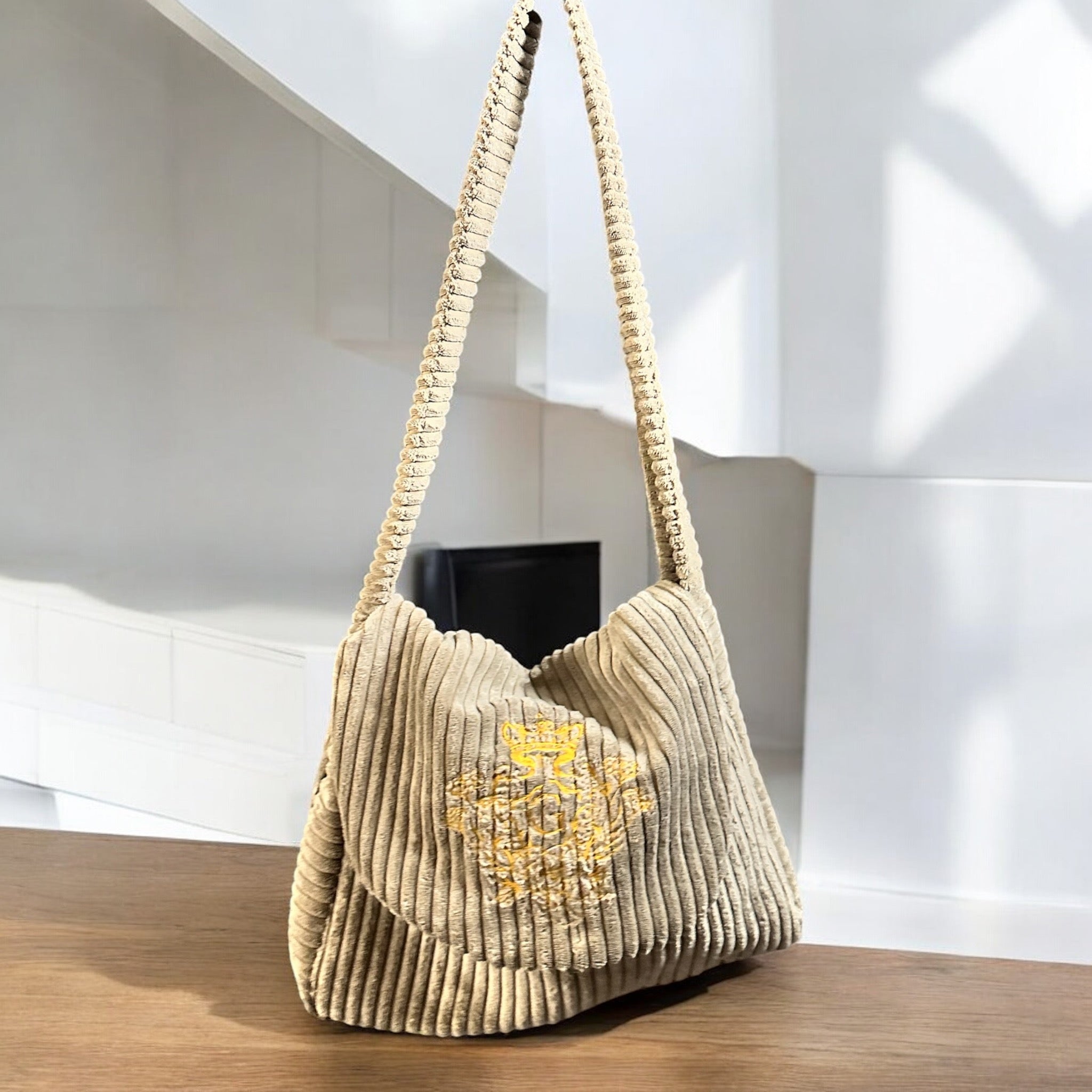 Sac besace couleur Beige intérieur en coton doré pailleté et son logo brodé Doré