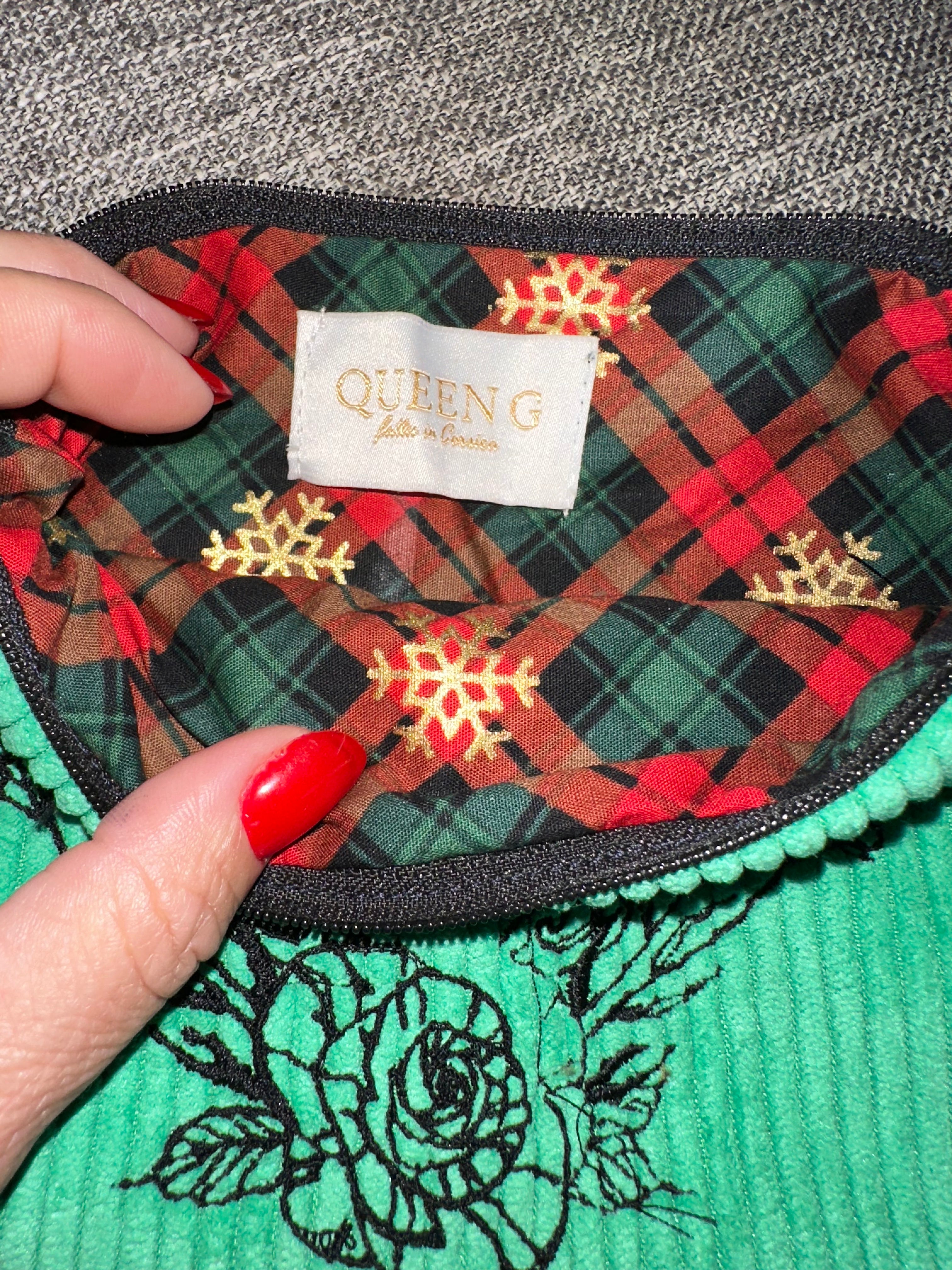 Pochette velours fines côtes modèle «Maddie » Vert doublure en flanelle thème Noël tartan flocon or rouge et son logo brodé Noir