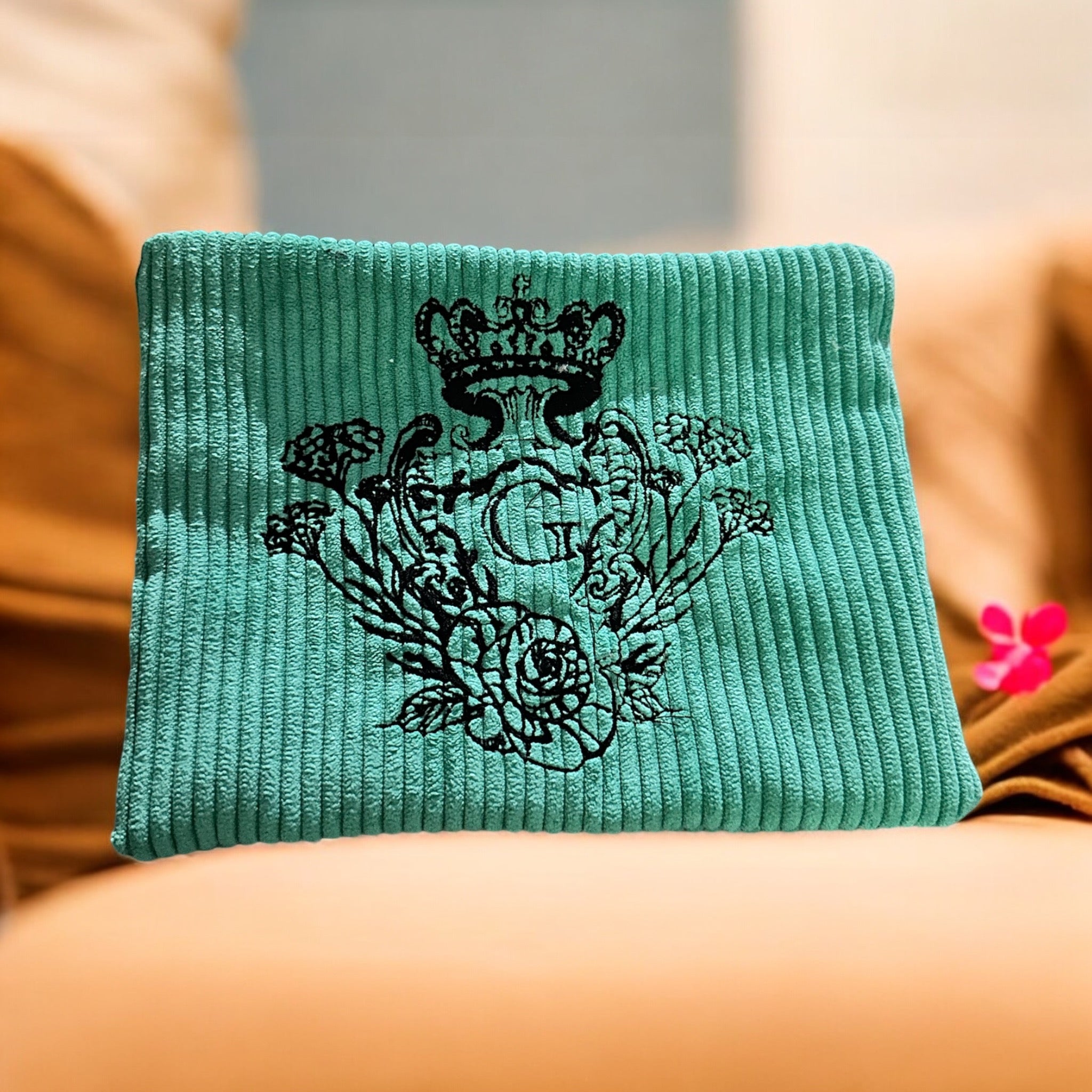 Pochette velours fines côtes modèle «Maddie » Vert doublure en flanelle thème Noël tartan flocon or rouge et son logo brodé Noir