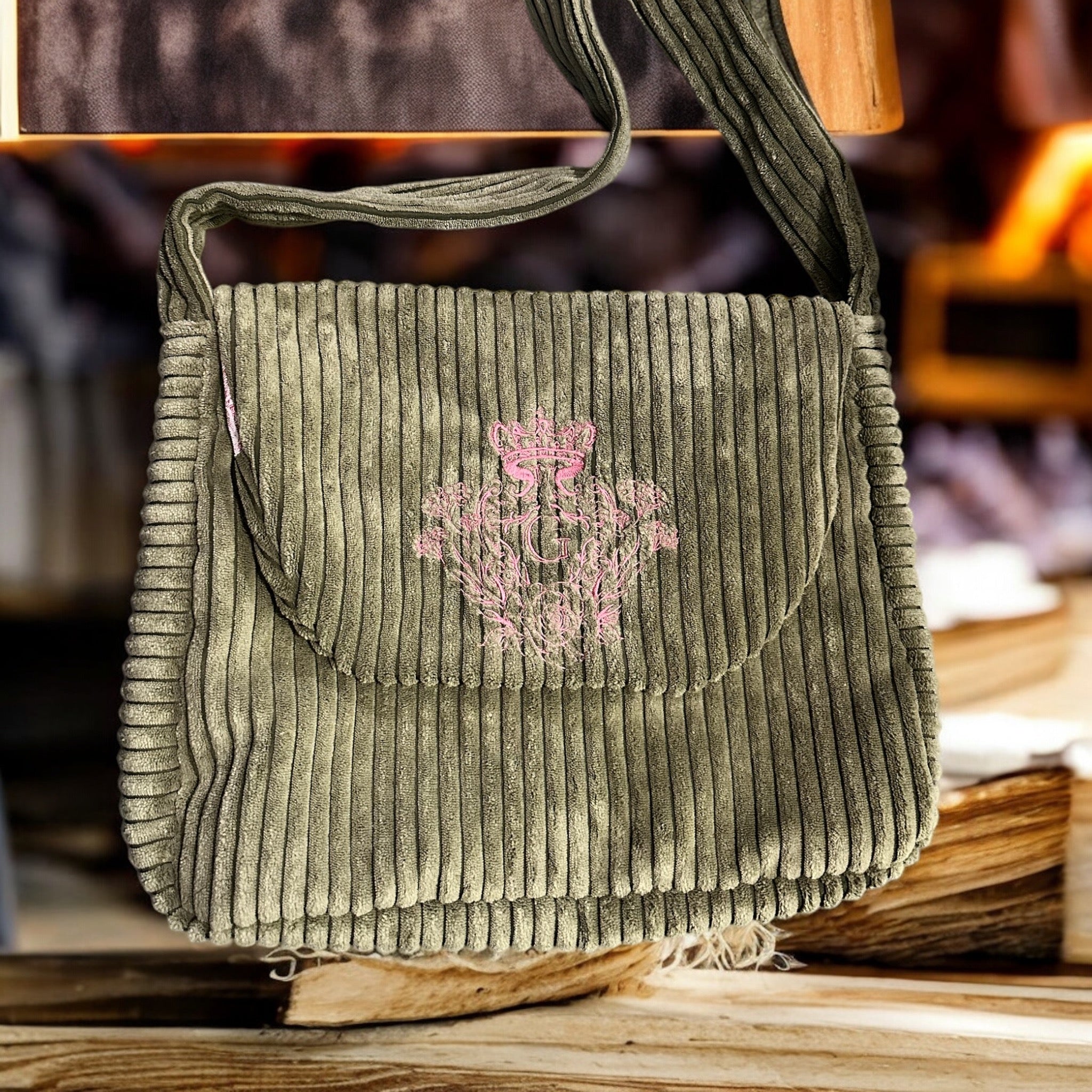 Sac besace couleur kaki intérieur en tissu coton toile de Jouy vie à la campagne rouge grande laize et son logo brodé Rose