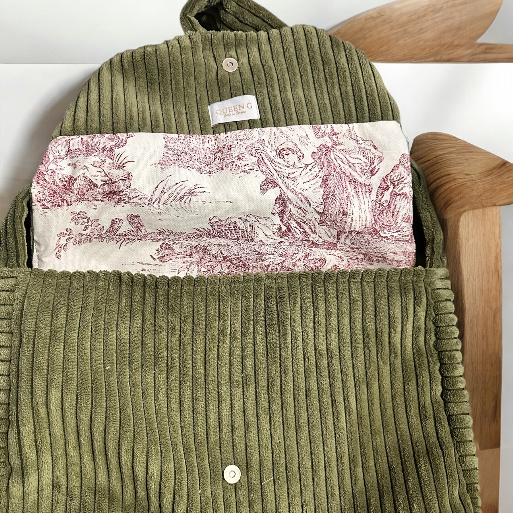 Sac besace couleur kaki intérieur en tissu coton toile de Jouy vie à la campagne rouge grande laize et son logo brodé Rose
