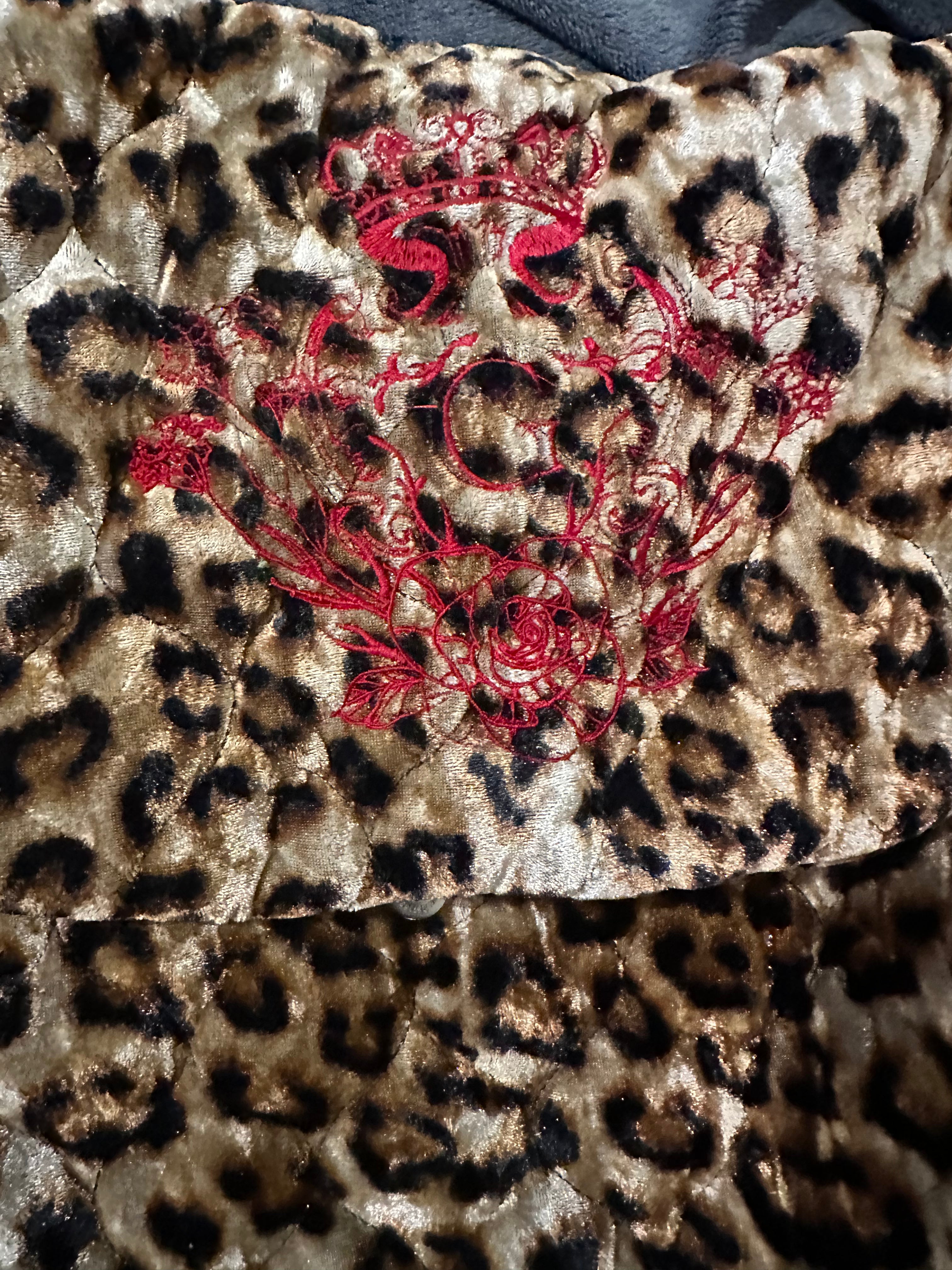 Sac besace en Tissu Velours Matelassé Imprimé Léopard 🐆 intérieur en tissu coton Noir et sa logo brodé Rouge