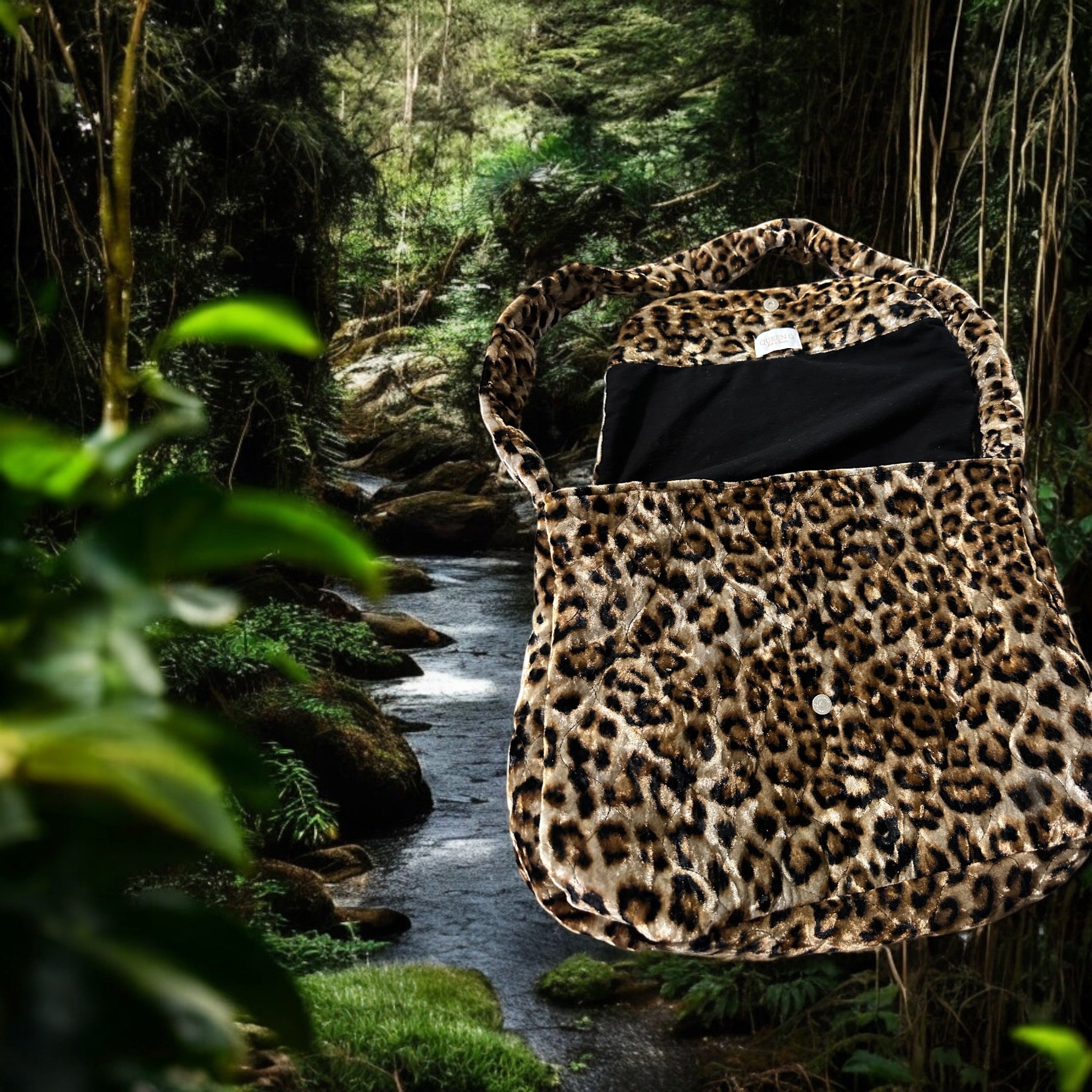 Sac besace en Tissu Velours Matelassé Imprimé Léopard 🐆 intérieur en tissu coton Noir et sa logo brodé Rouge