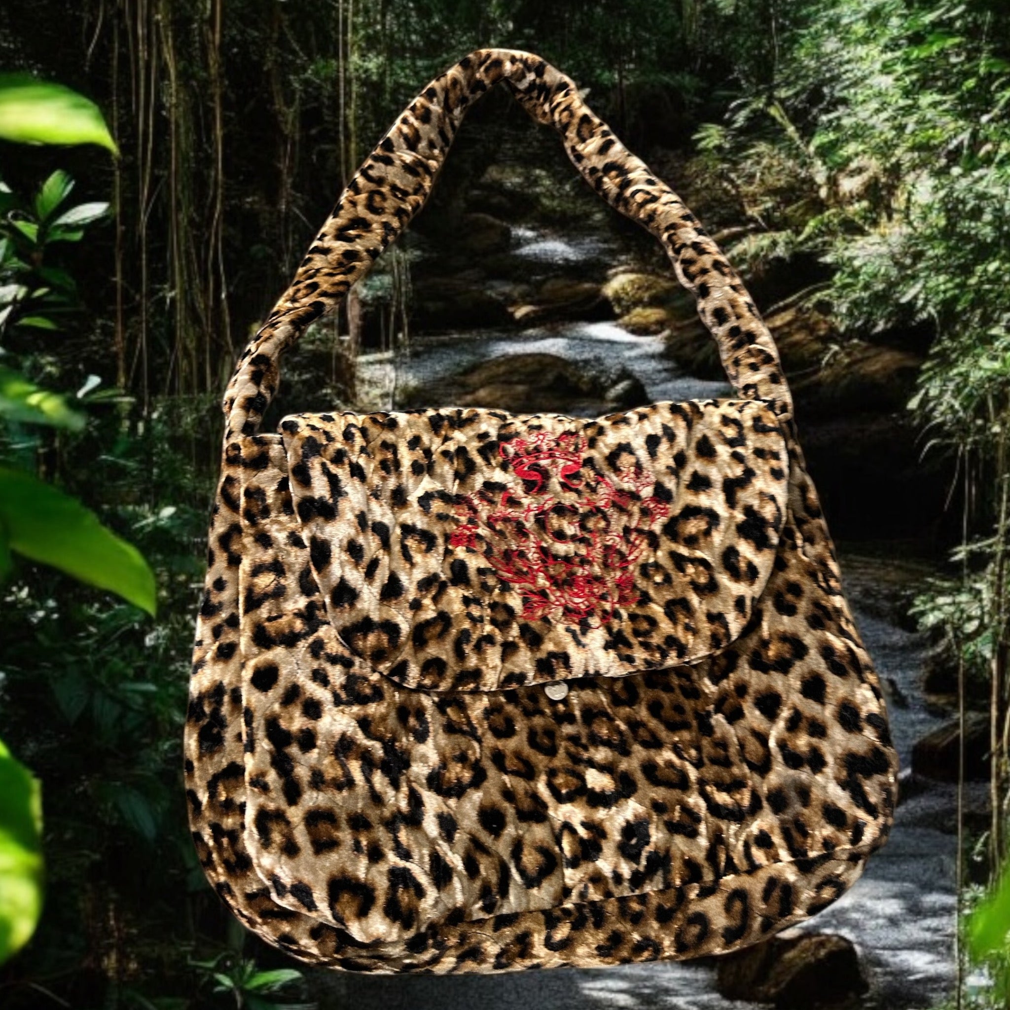Sac besace en Tissu Velours Matelassé Imprimé Léopard 🐆 intérieur en tissu coton Noir et sa logo brodé Rouge