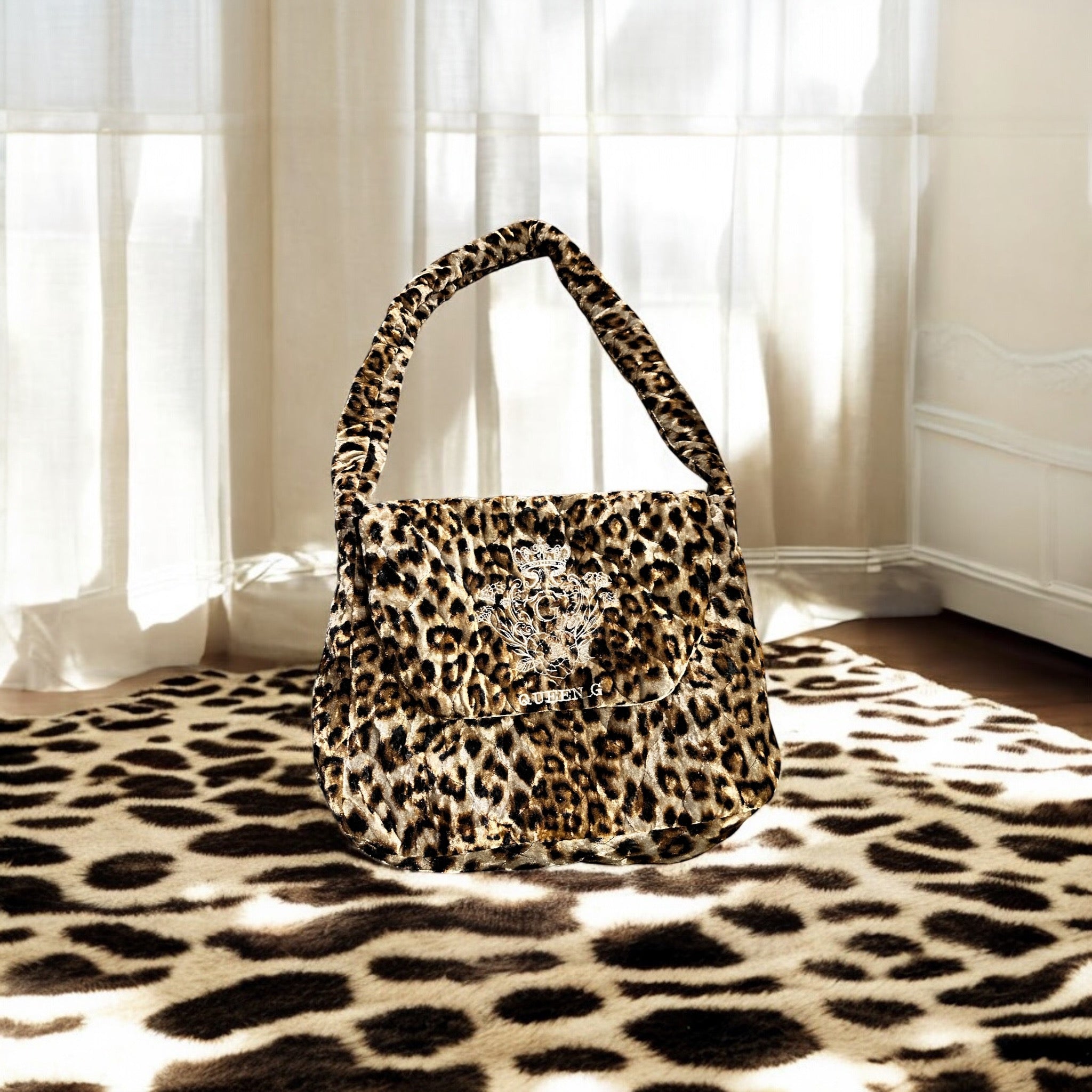 Sac besace en Tissu Velours Matelassé Imprimé Leopard🐆intérieur en tissu coton Noir et son logo brodé Beige