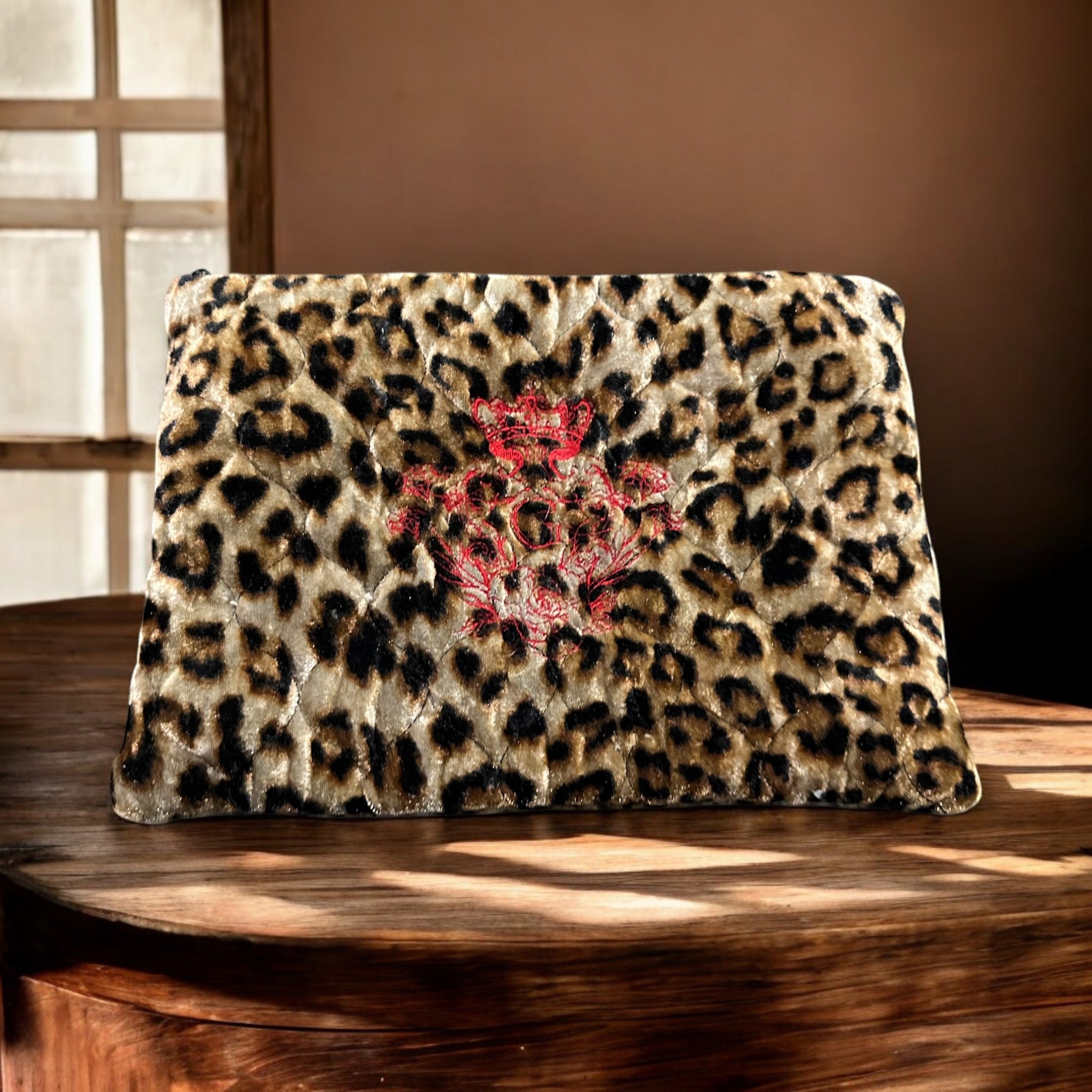 Pochette XL , en velours Matelassé Imprimé Léopard 🐆 modèle « Maddie »et son logo brodé Rouge