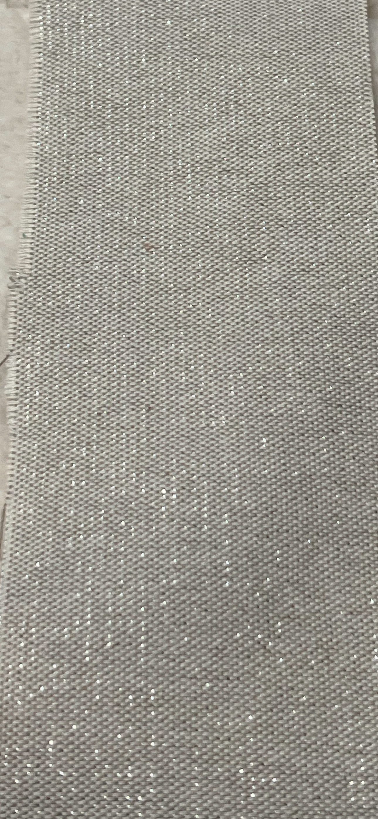 Sac à main de couleur écru intérieur doré pailleté et sa broderie Dorée