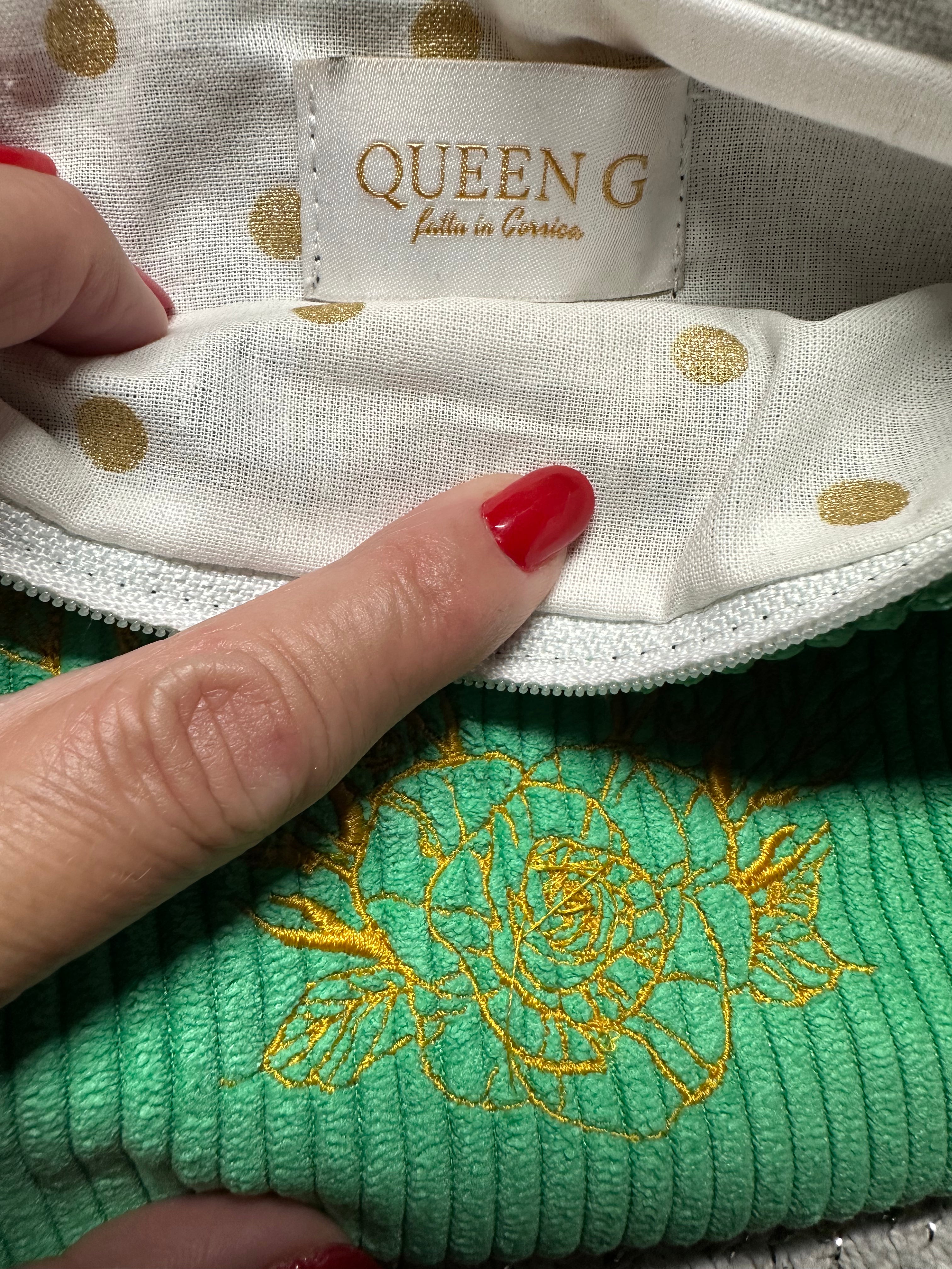 Pochette velours fines côtes modèle «Maddie » Vert intérieur en coton Blanc et petit pois Doré et son logo brodé doré