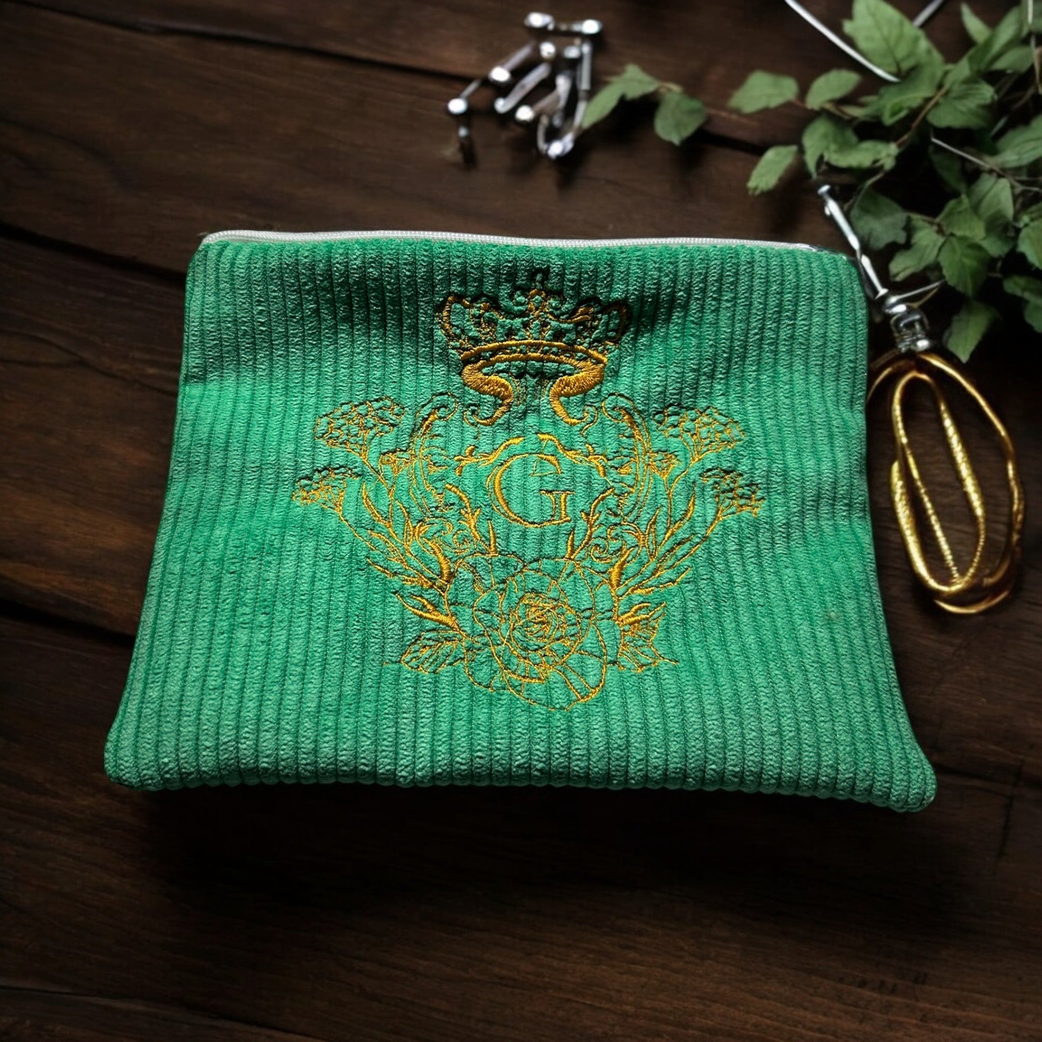 Pochette velours fines côtes modèle «Maddie » Vert intérieur en coton Blanc et petit pois Doré et son logo brodé doré