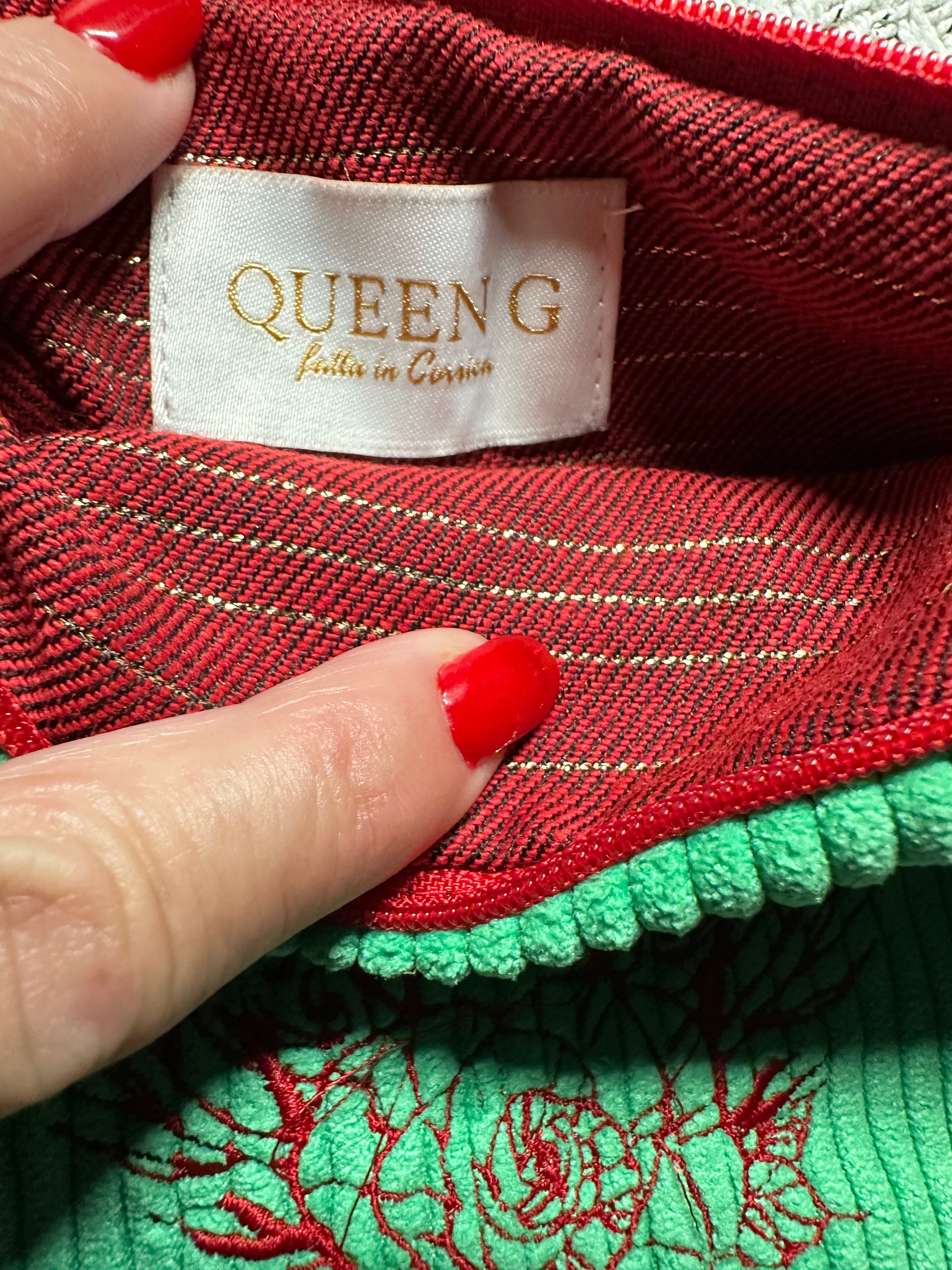 Pochette velours fines côtes modèle «Maddie » Vert intérieur en coton rouge doré et son logo brodé Rouge