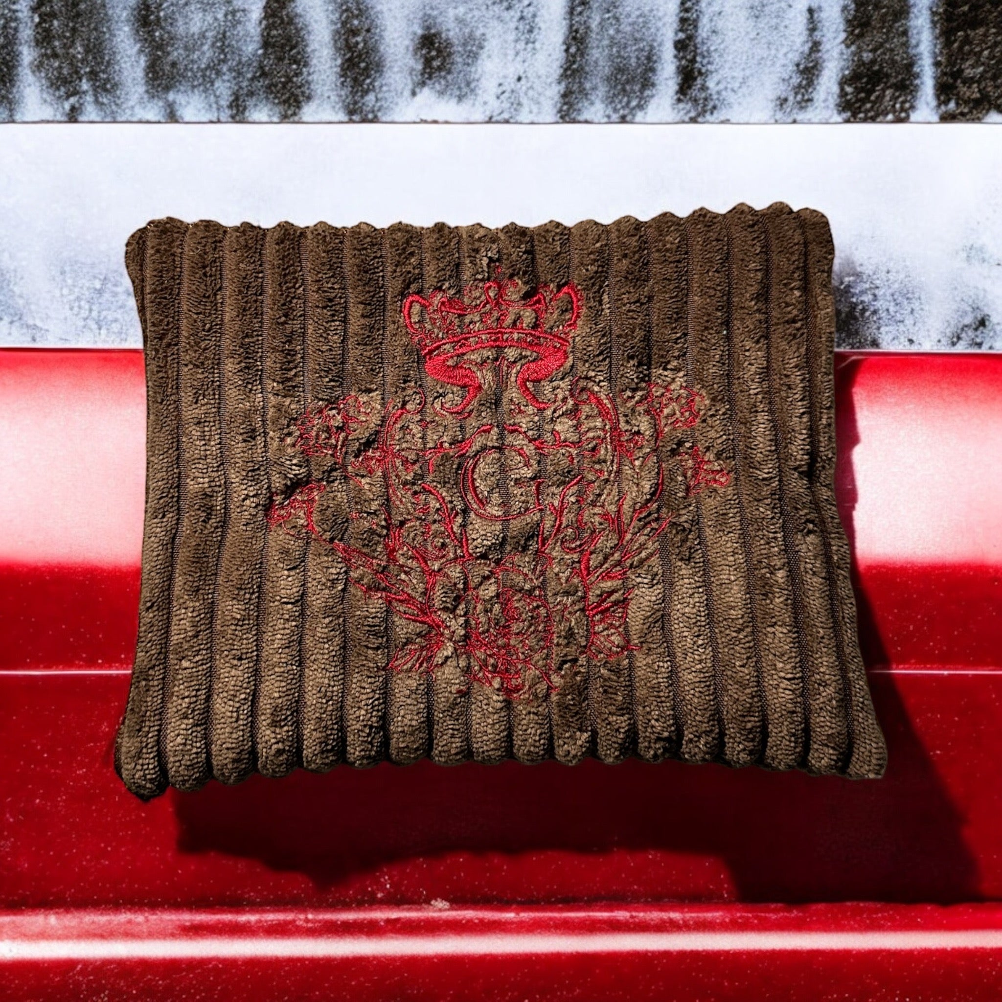Pochette velours côtelé modèle «Maddie » Marron et son logo Rouge