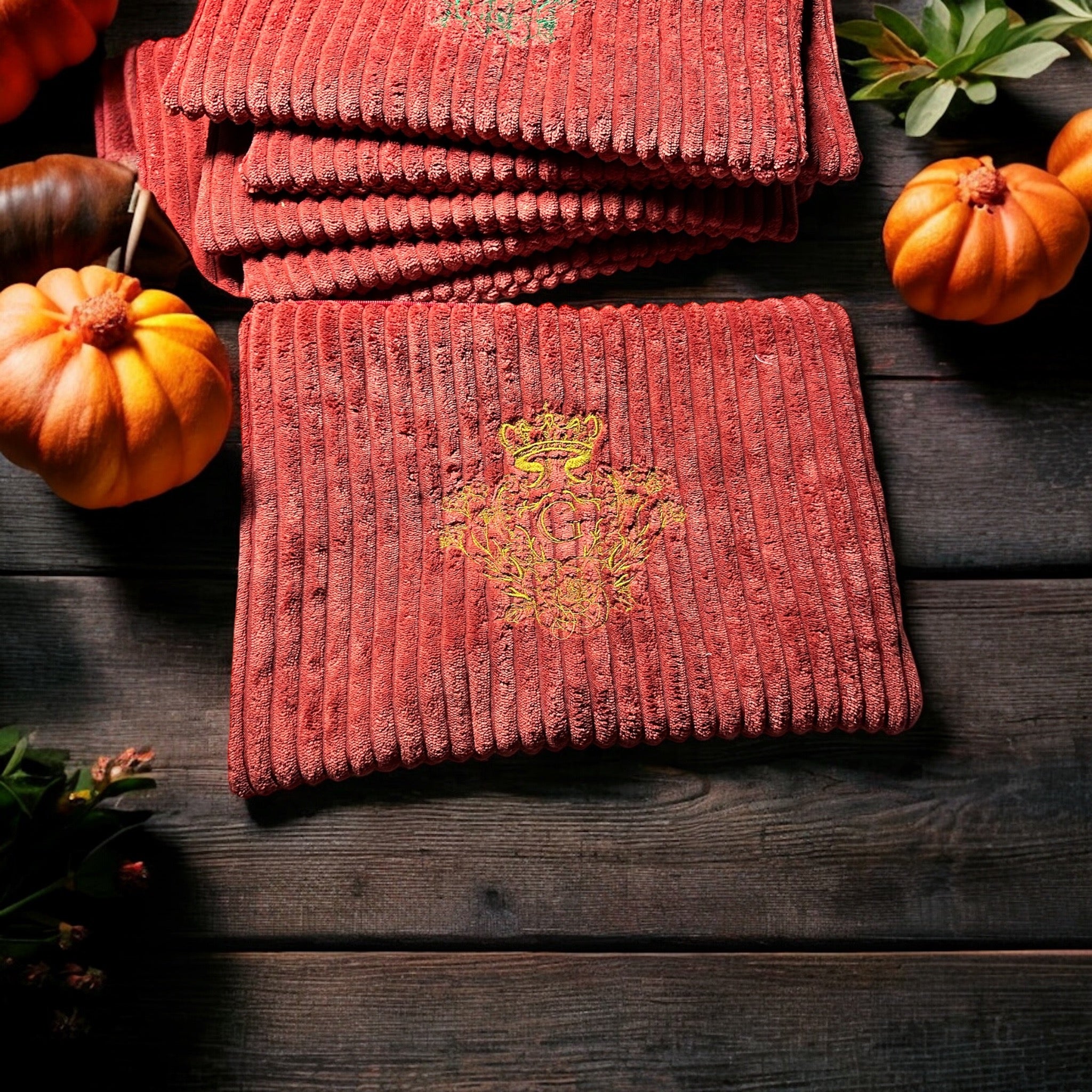 Pochette velours côtelé modèle « Maddie »couleur Terracotta intérieur en coton blanc ,étoiles dorées et son logo Doré