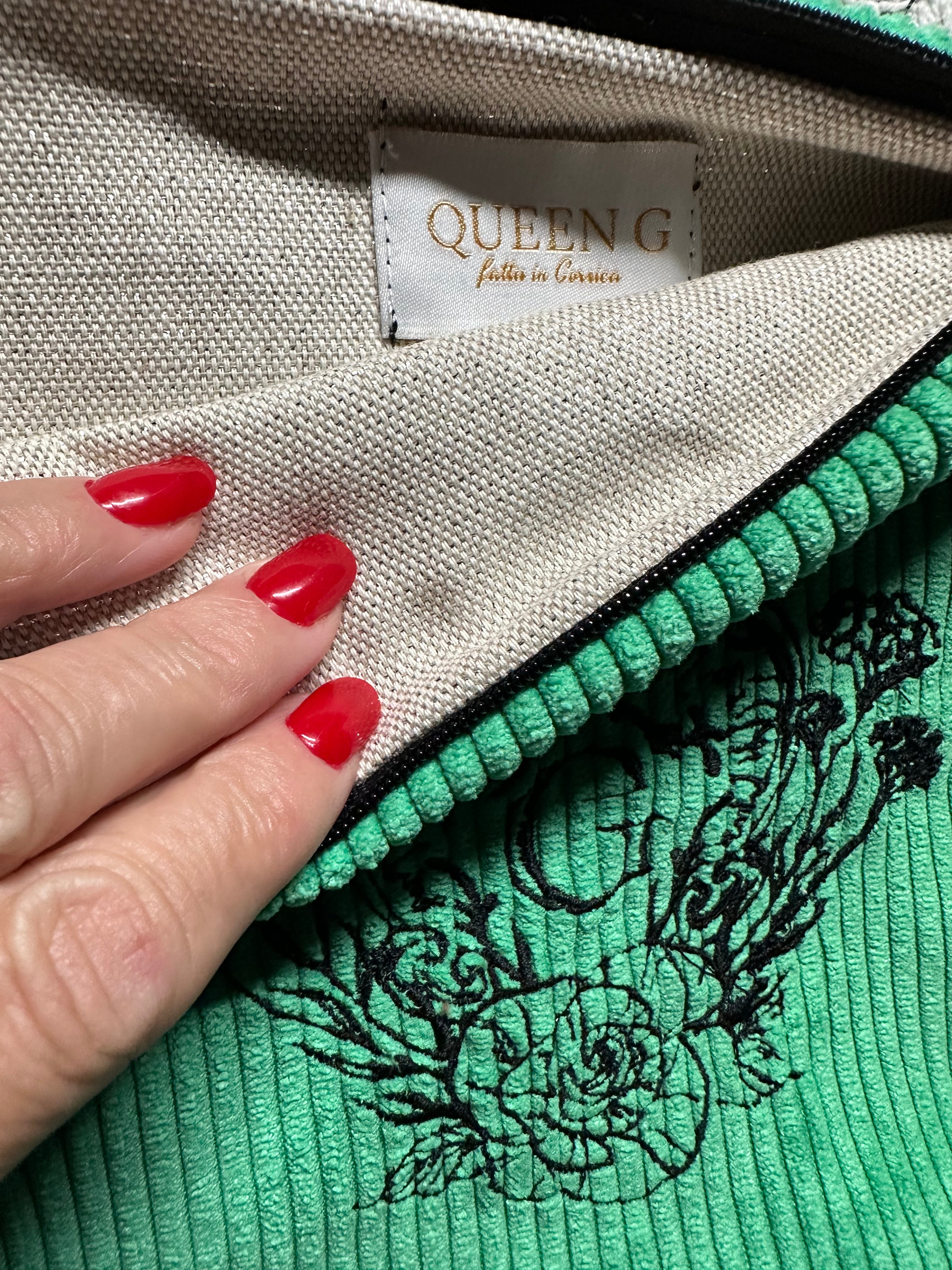 Pochette velours fines côtes modèle «Maddie »de couleur Vert intérieur en coton doré et son logo Noir