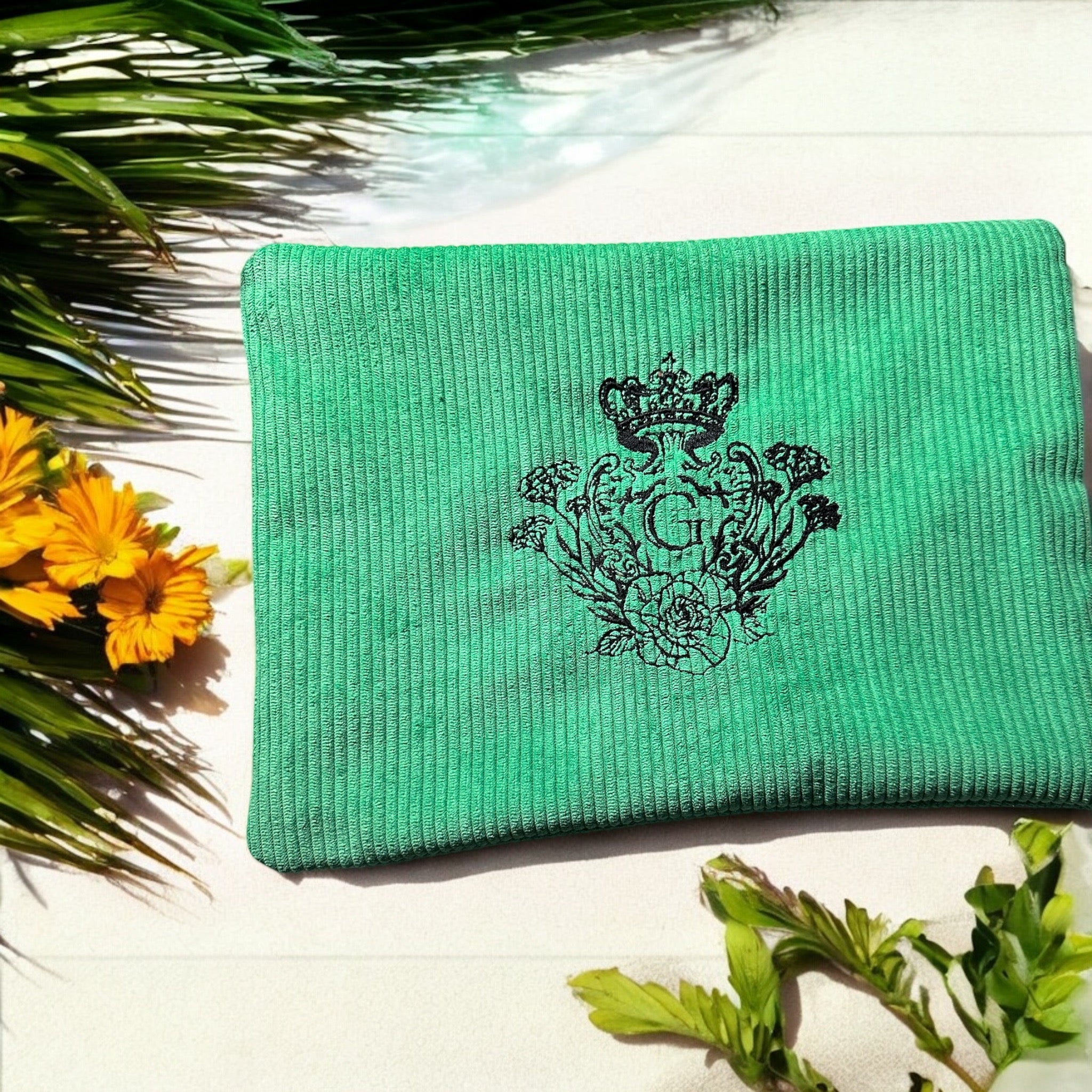 Pochette velours fines côtes modèle «Maddie »de couleur Vert intérieur en coton doré et son logo Noir