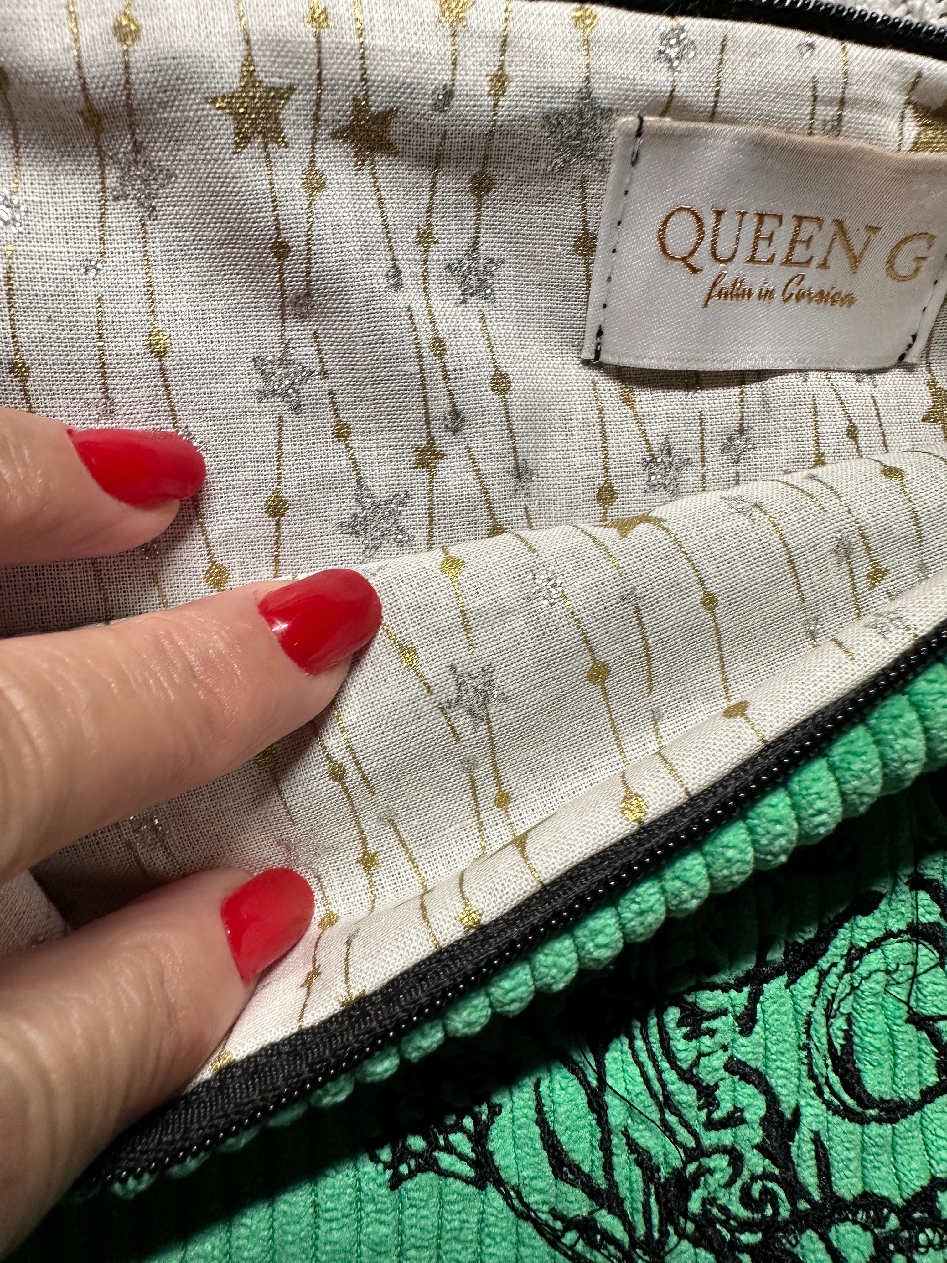 Pochette XL velours fines côtes modèle «Maddie »de couleur Vert intérieur en coton Blanc étoiles dorées et son logo Noir