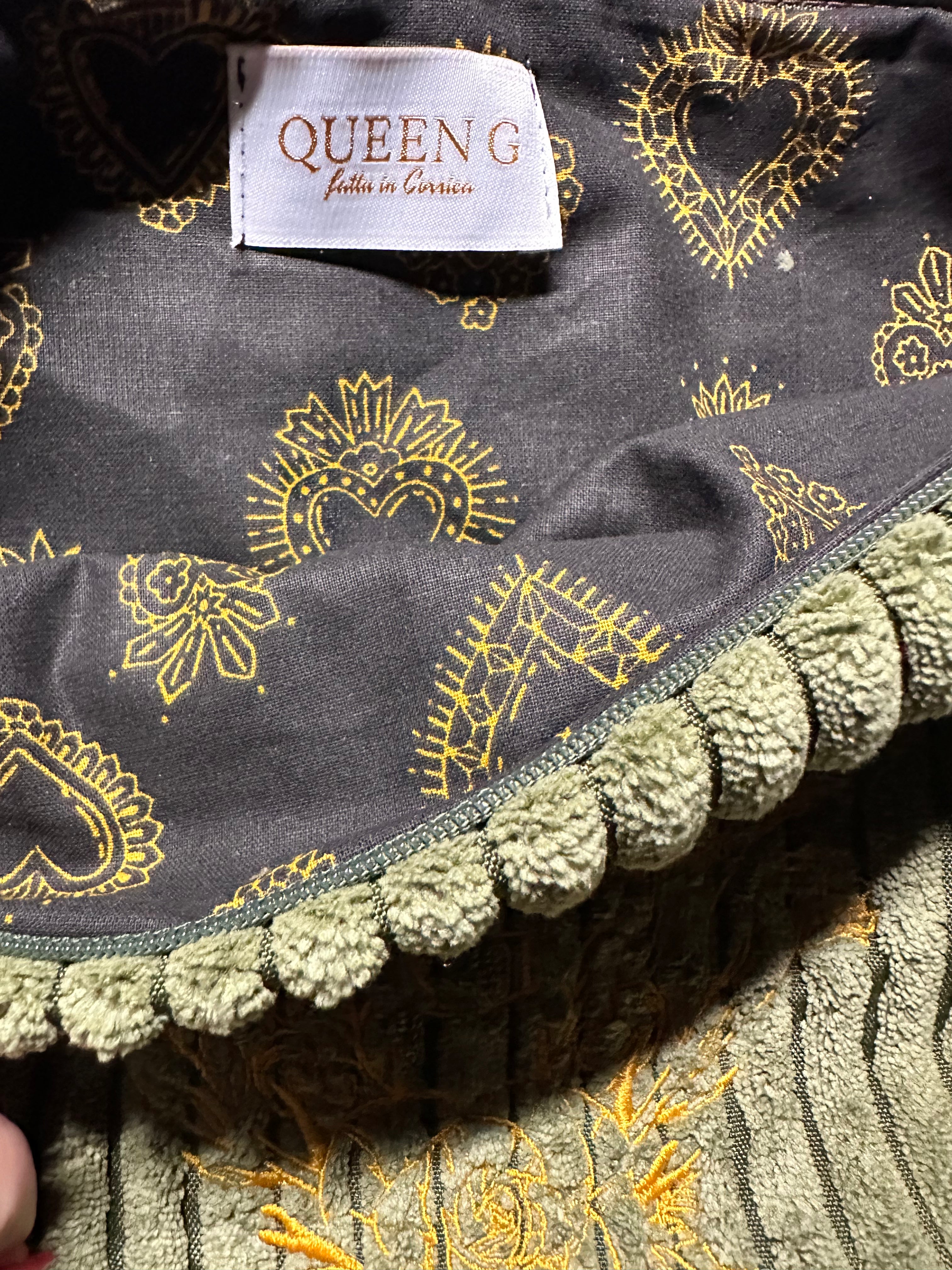 Pochette velours côtelé modèle « Maddie »couleur Kaki intérieur en coton Noir Doré et son logo Doré