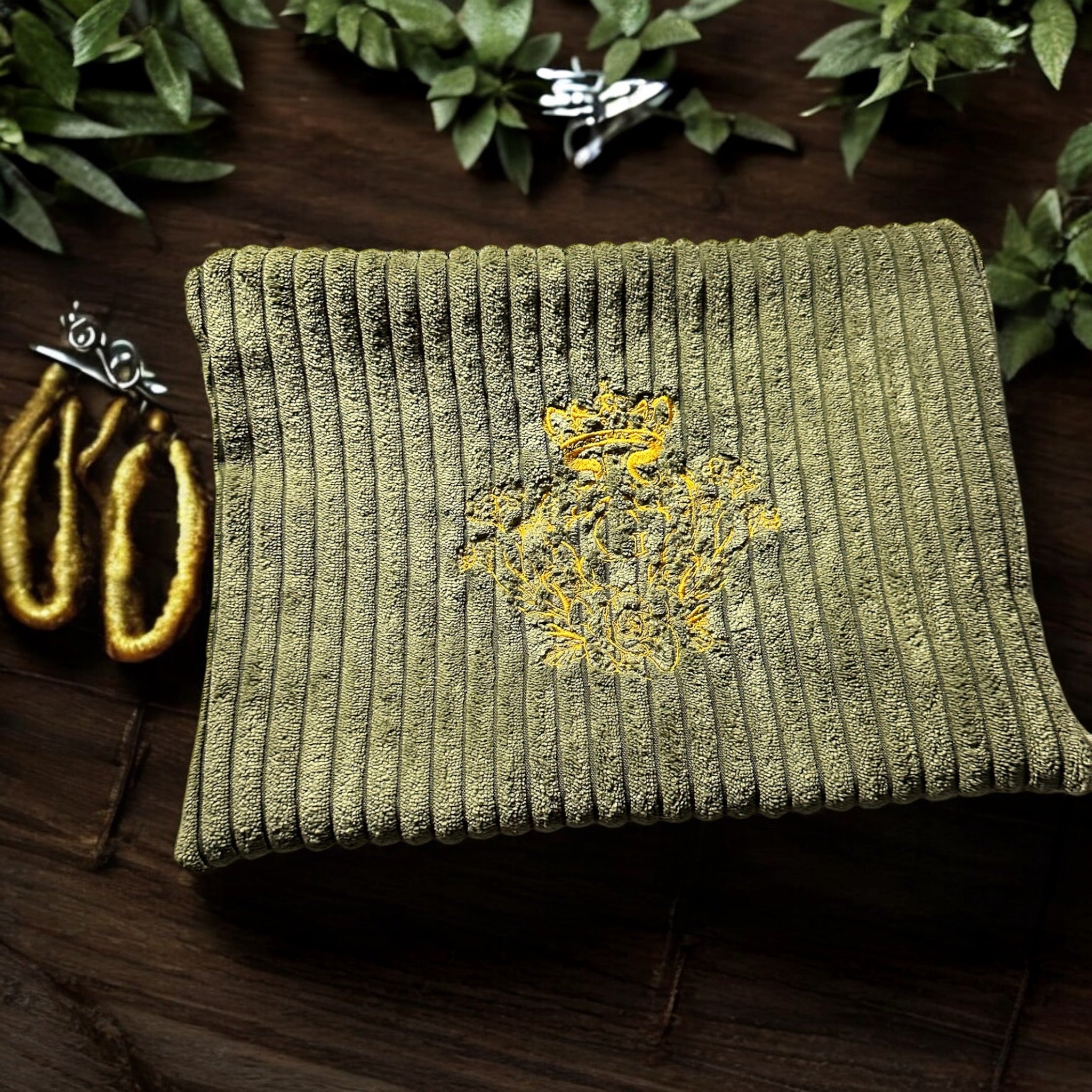 Pochette velours côtelé modèle « Maddie »couleur Kaki intérieur en coton Noir Doré et son logo Doré