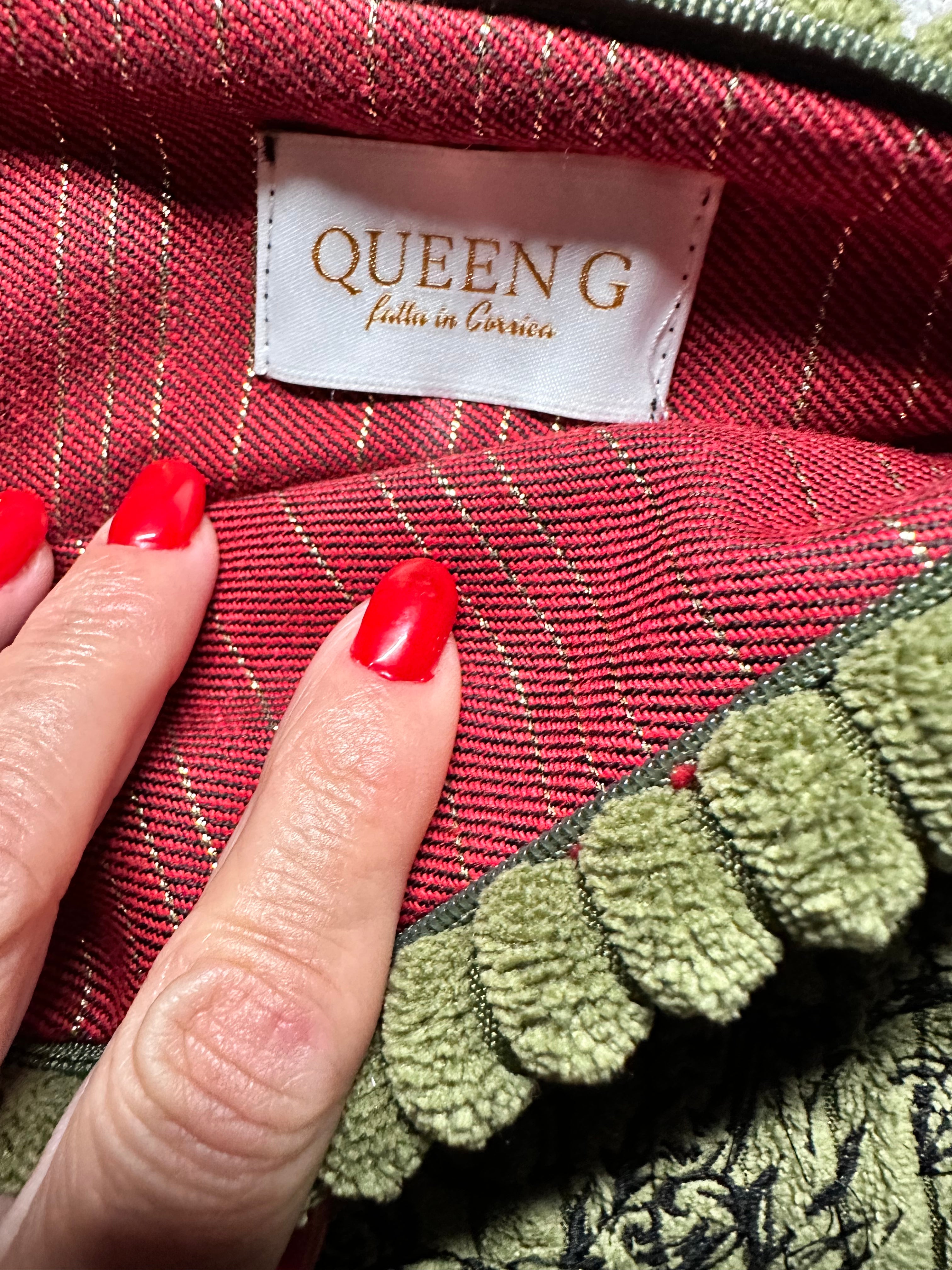 Pochette velours côtelé modèle « Maddie »couleur Kaki intérieur en coton rouge doré et son logo Noir