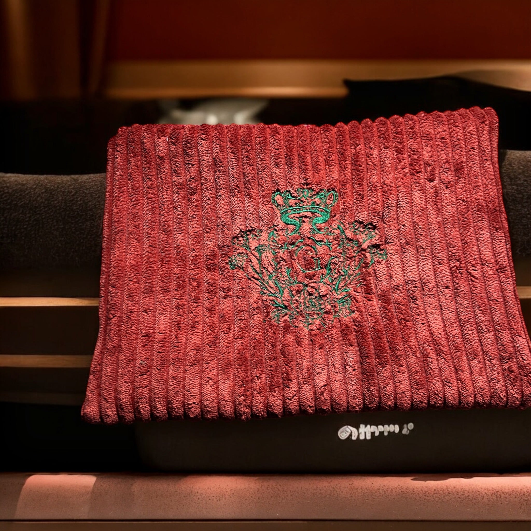 Pochette velours côtelé modèle « Maddie »couleur Terracotta intérieur en coton blanc ,étoiles dorées et son logo Vert