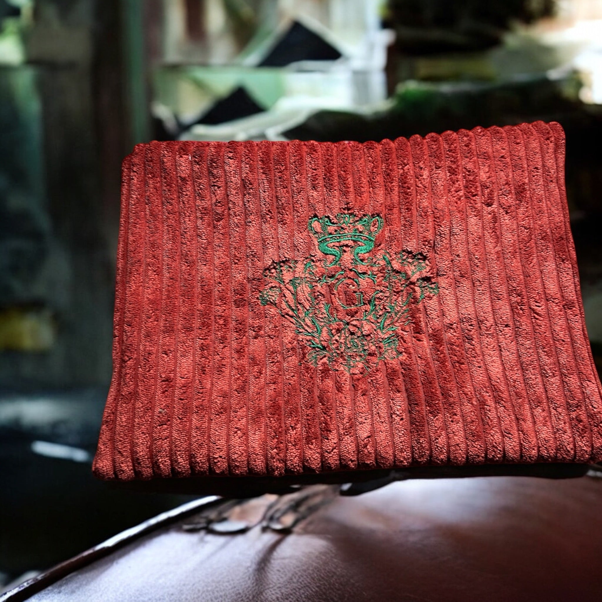 Pochette velours côtelé modèle « Maddie »couleur Terracotta intérieur en coton rouge doré et son logo vert