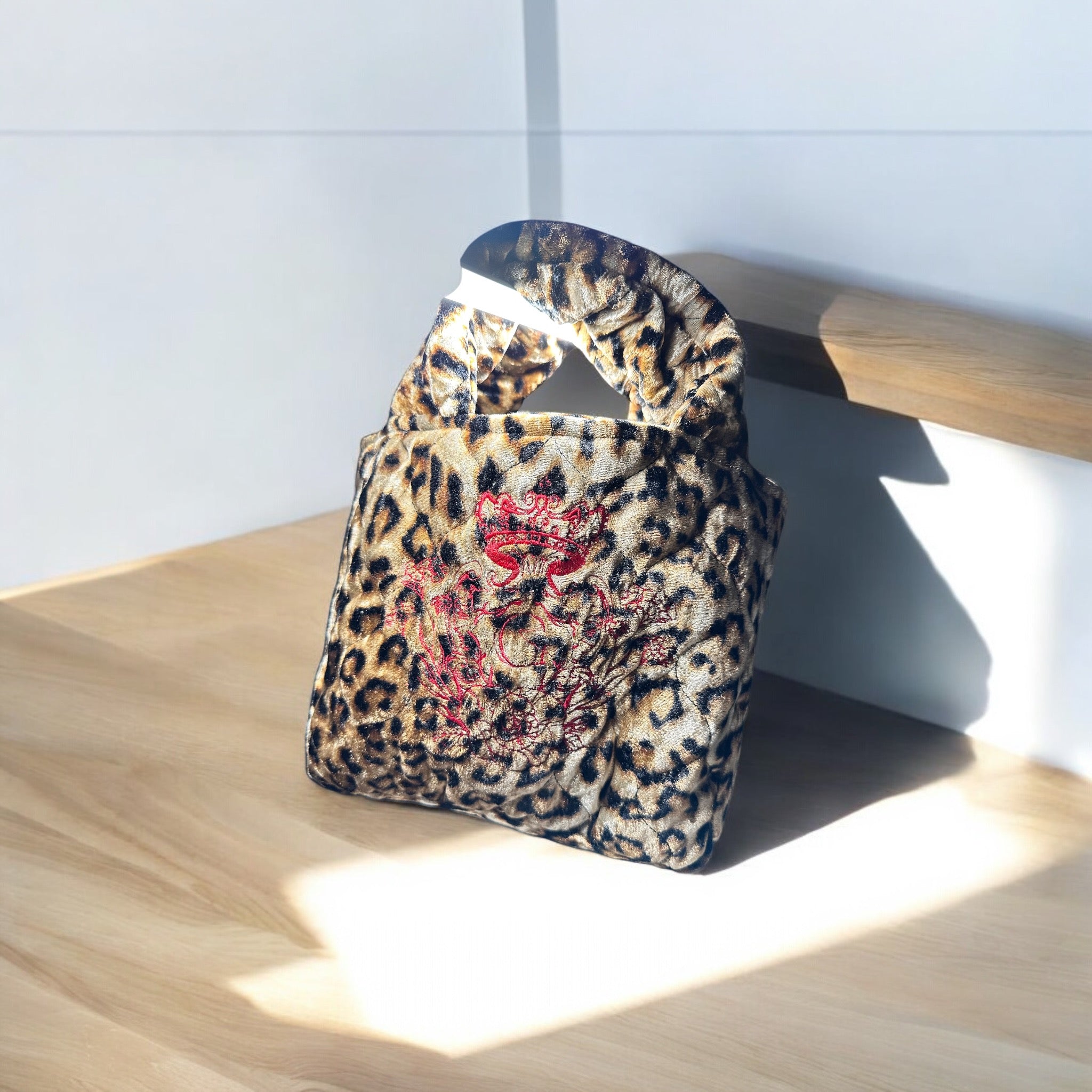 Sac à main imprimé léopard intérieur en tissu coton noir et sa broderie Rouge
