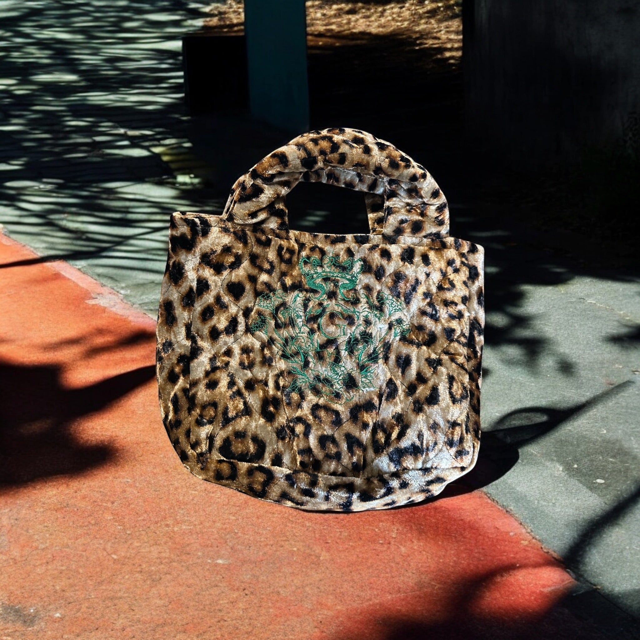 Sac à main imprimé 🐆 léopard 🐆 intérieur en tissu coton noir et sa broderie Verte
