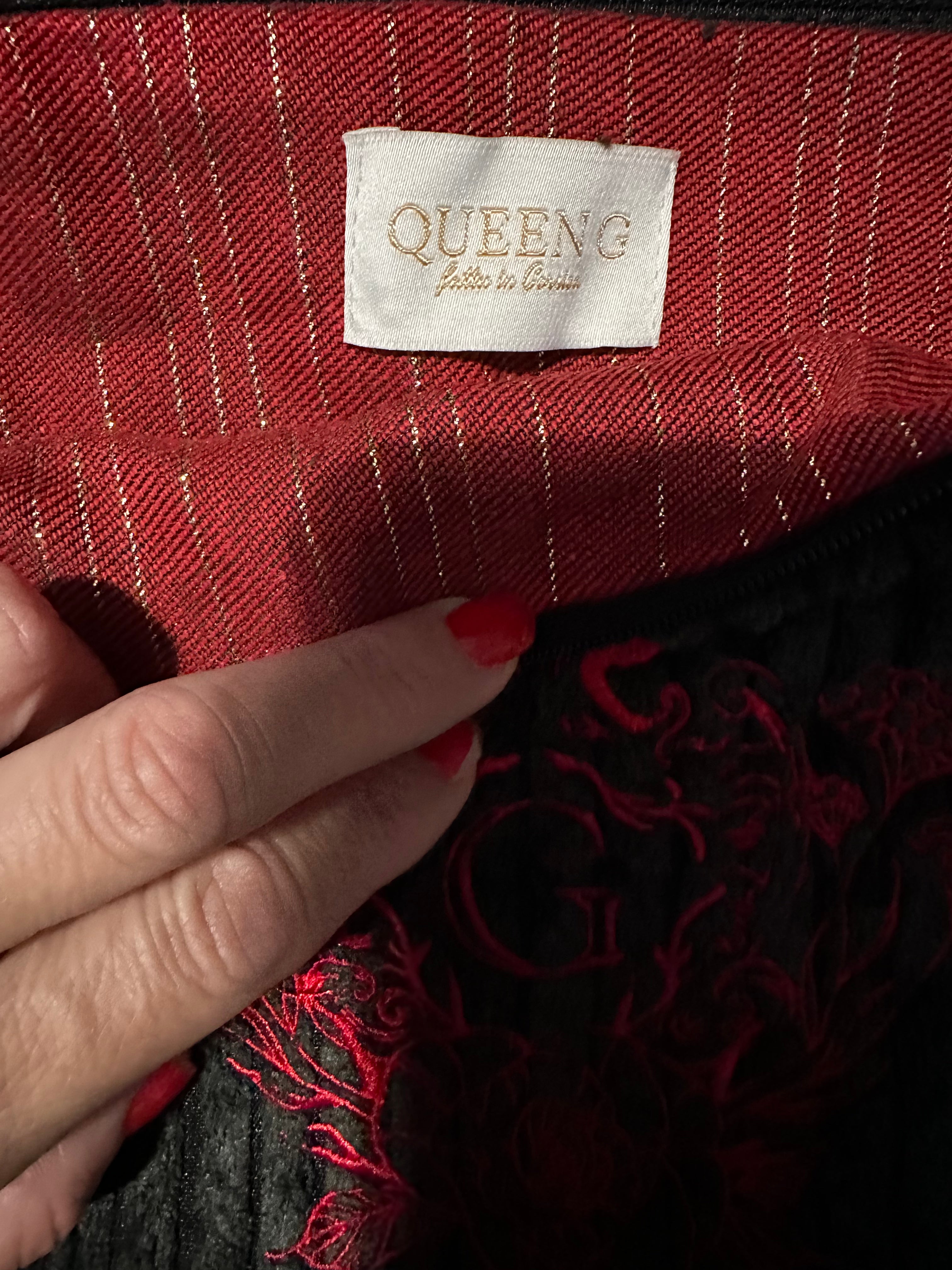 Pochette velours côtelé modèle « Maddie »couleur Noir intérieur en coton rouge doré et son logo Rouge