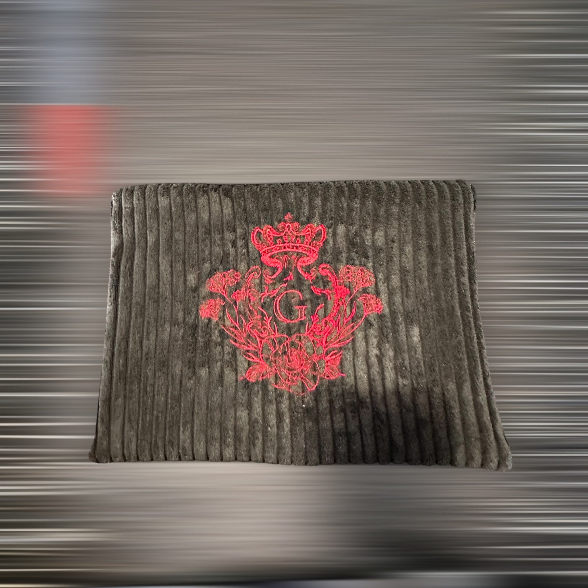 Pochette velours côtelé modèle « Maddie »couleur Noir intérieur en coton rouge doré et son logo Rouge
