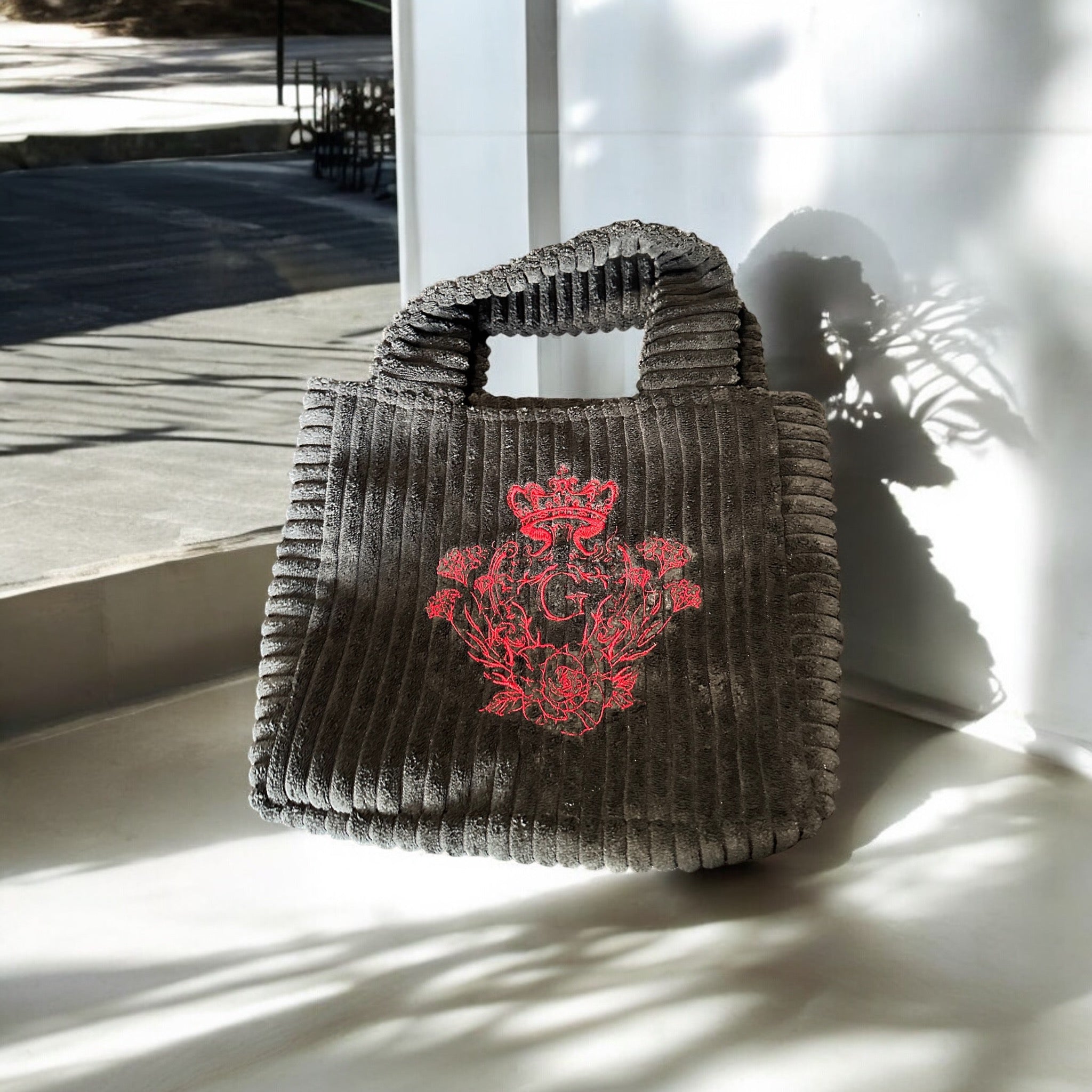 Sac à main decouleur Noir intérieur coton blanche étoiles dorées et argentées sa broderie Rouge