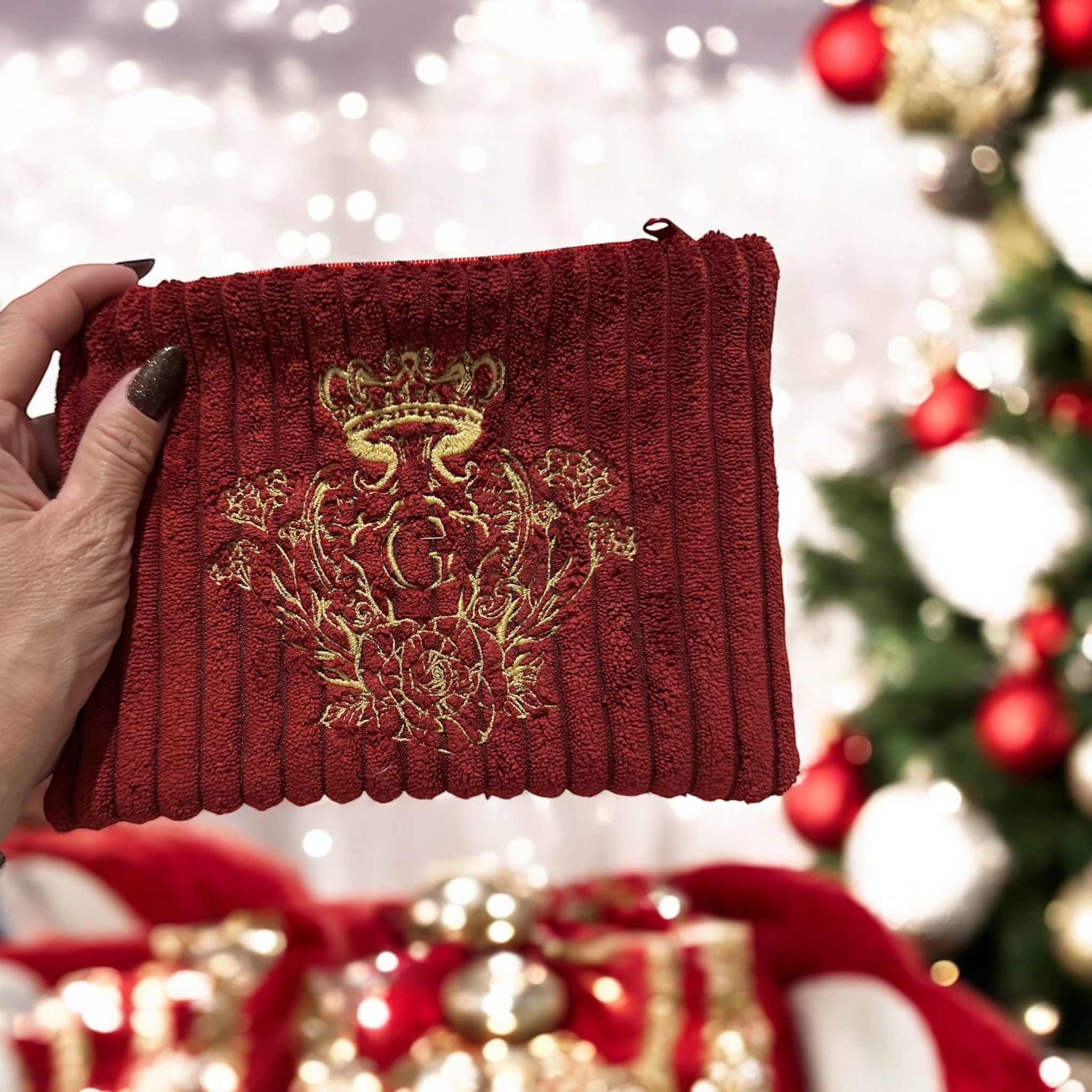 Pochette velours côtelé modèle « Maddie »couleur Rouge doublure en flanelle thème Noël tartan flocon or rouge brodé de son logo Doré