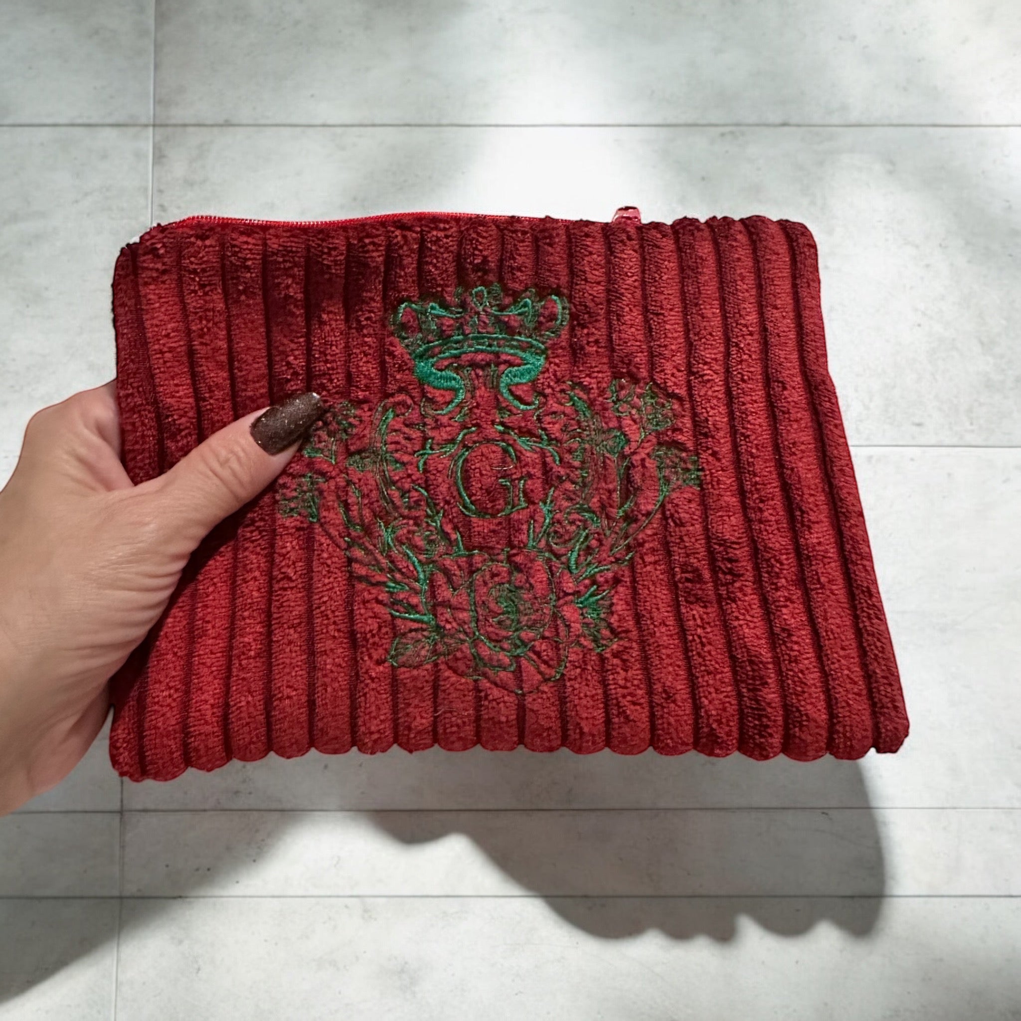 Pochette velours côtelé modèle « Maddie »couleur Rouge doublure en flanelle thème Noël tartan flocon or rouge et son logo brodé Vert