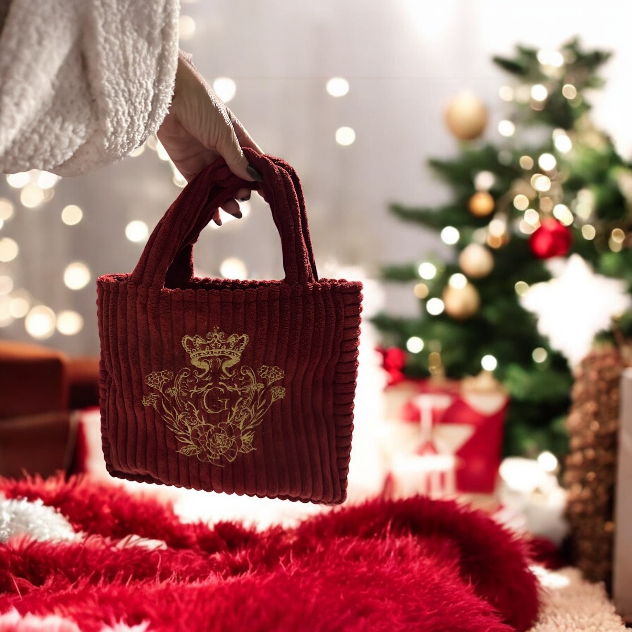 Sac à main de couleur Rouge intérieur coton et sa broderie Dorée