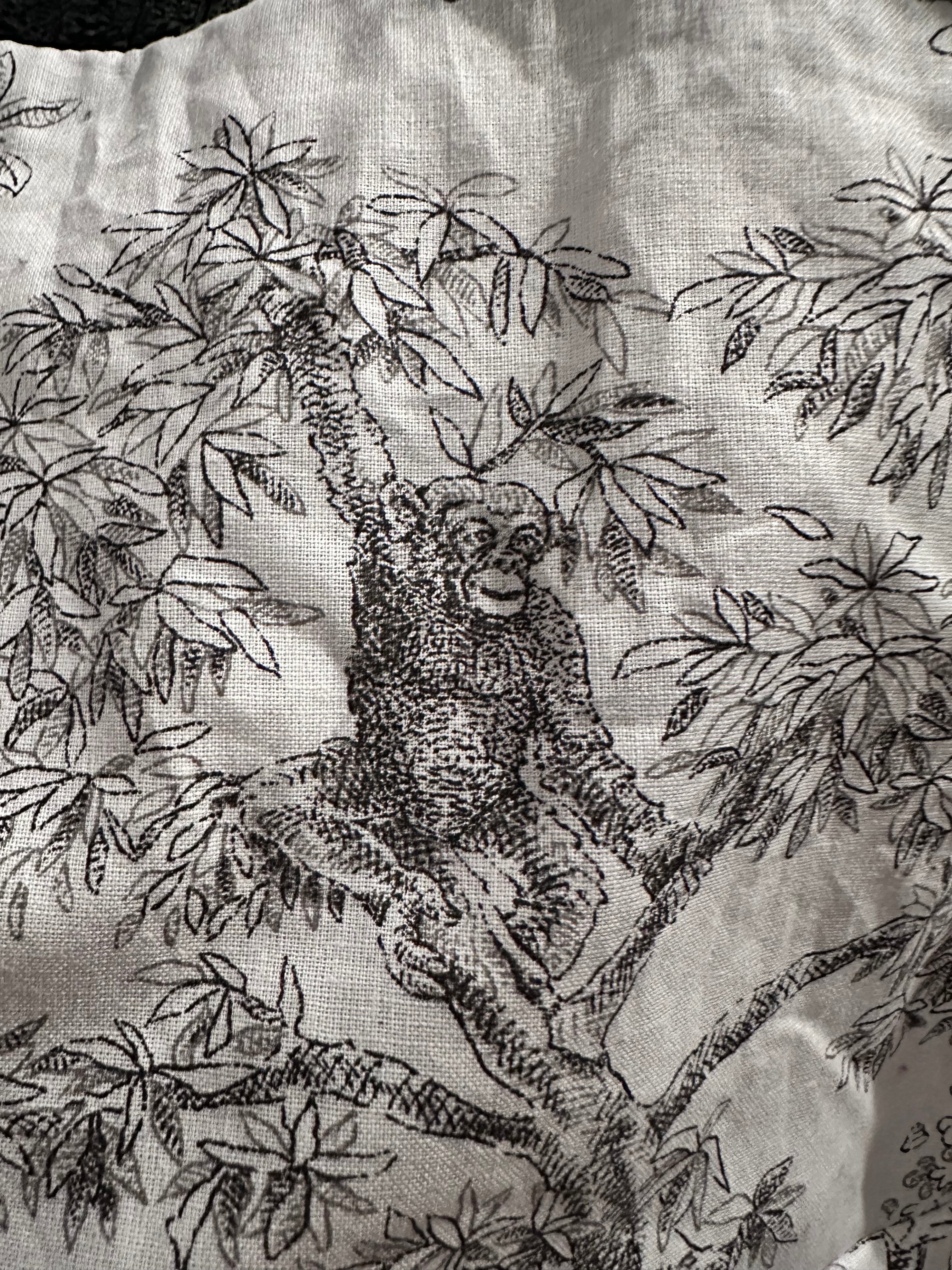 Sac à main de couleur Noir intérieur coton blanc thème jungle et sa broderie Rouge