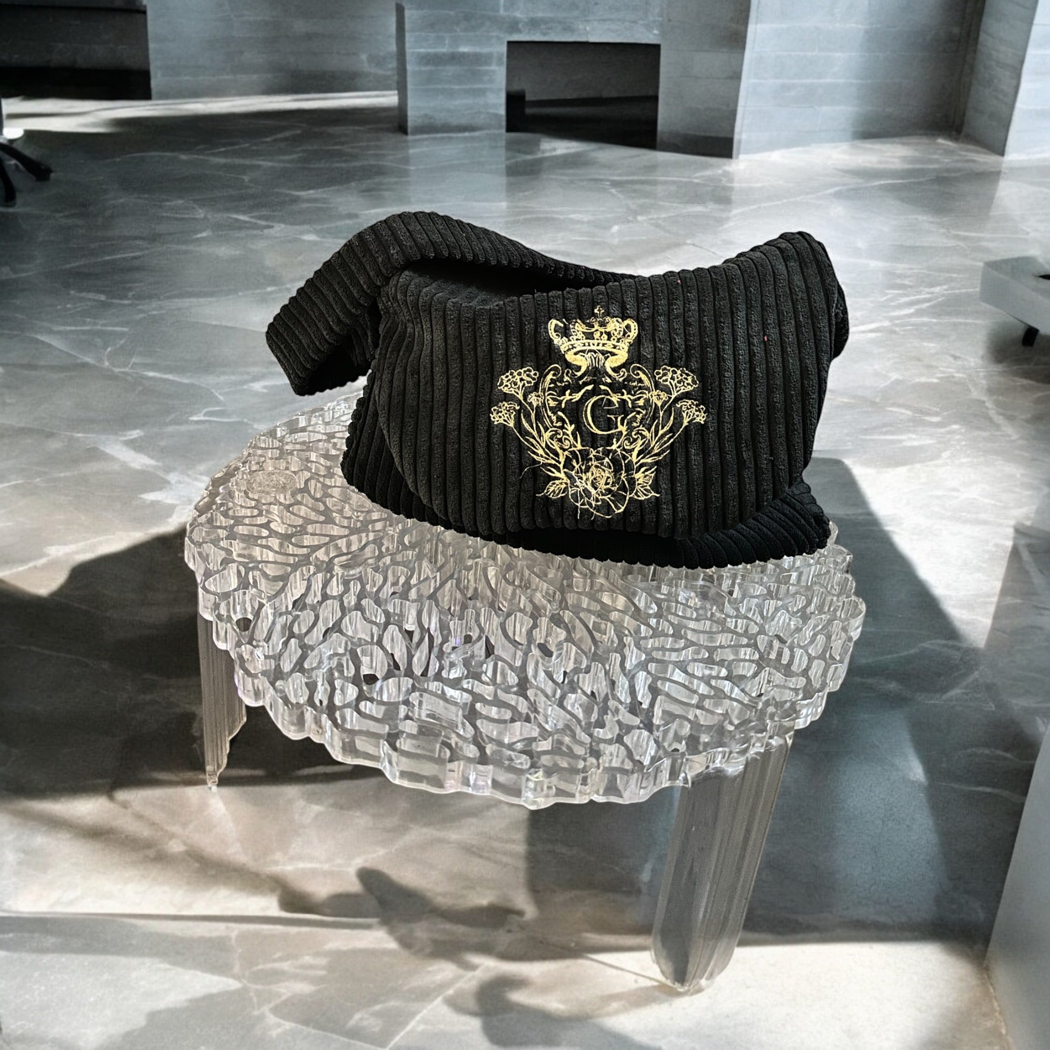 Sac besace couleur Noir intérieur coton thème jungle et son logo brodé doré