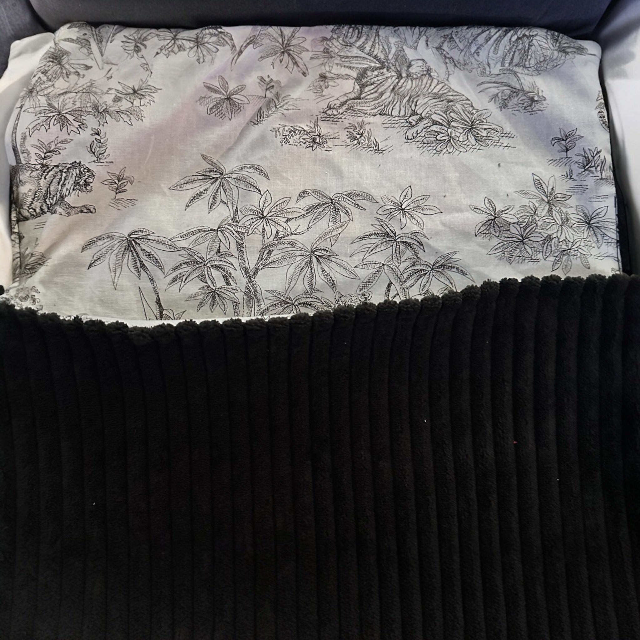 Sac besace de couleur Noir intérieur coton thème jungle et son logo brodé Rouge