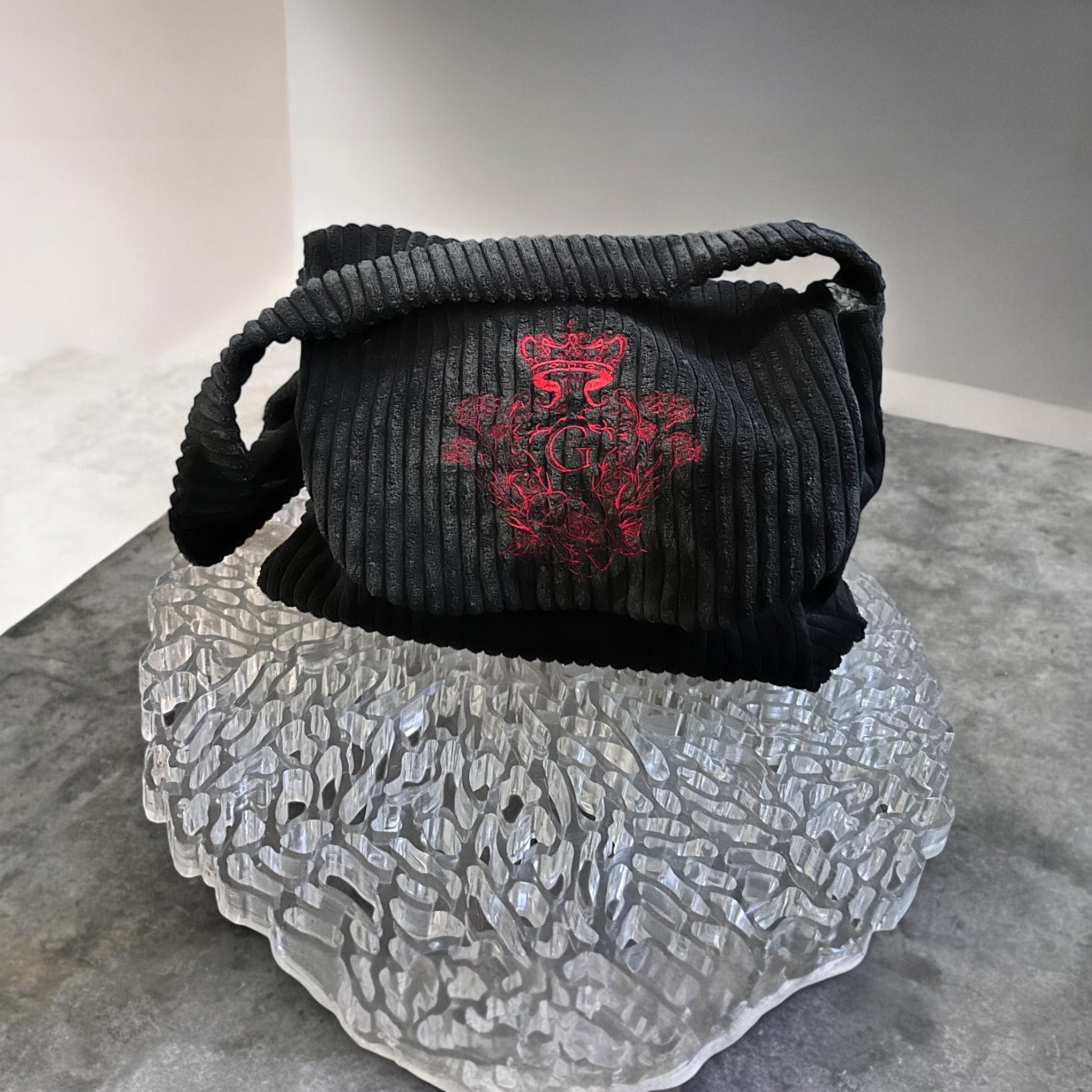 Sac besace de couleur Noir intérieur coton thème jungle et son logo brodé Rouge