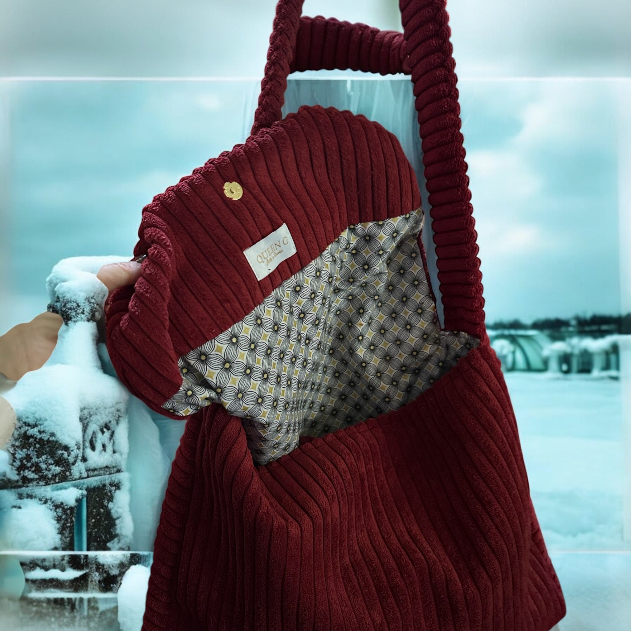 Sac besace couleur Rouge intérieur coton et son logo brodé Doré