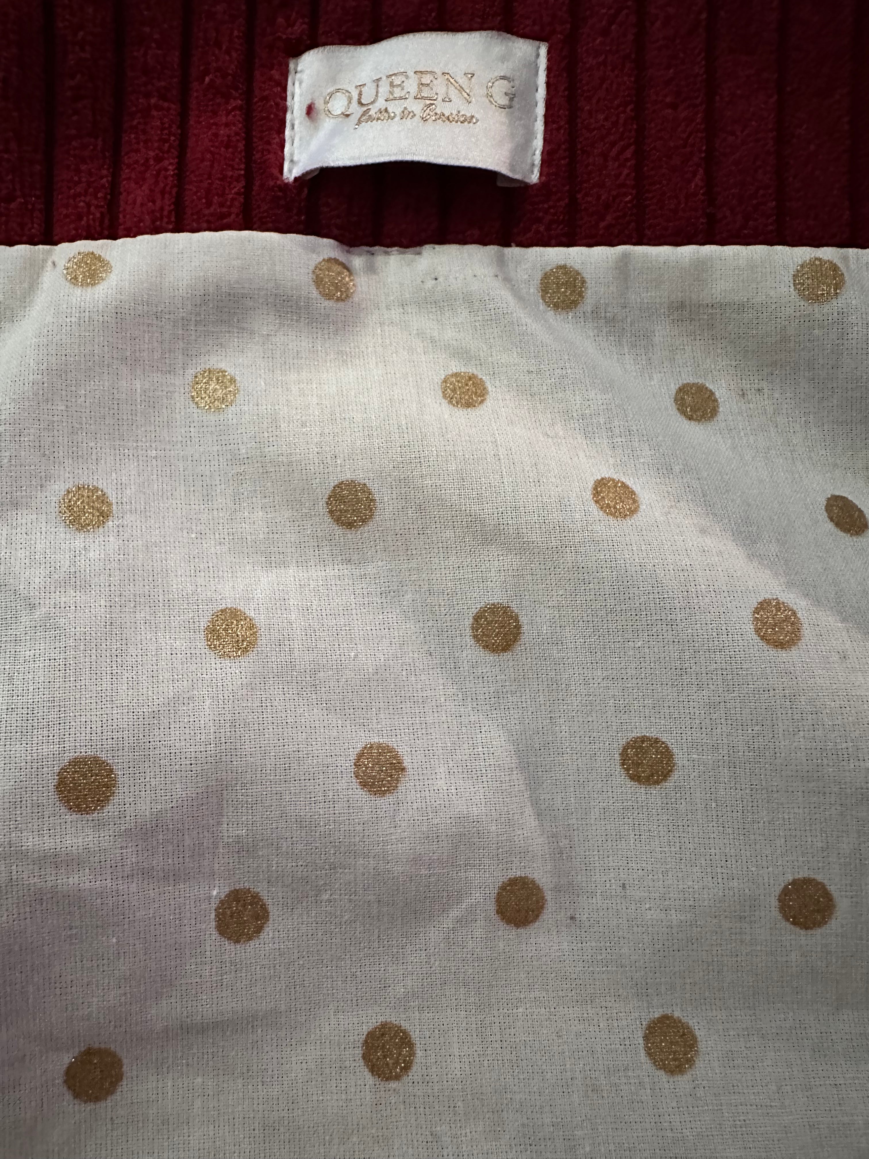 Sac besace couleur Rouge intérieur coton blanc petit pois dorés et son logo brodé Vert