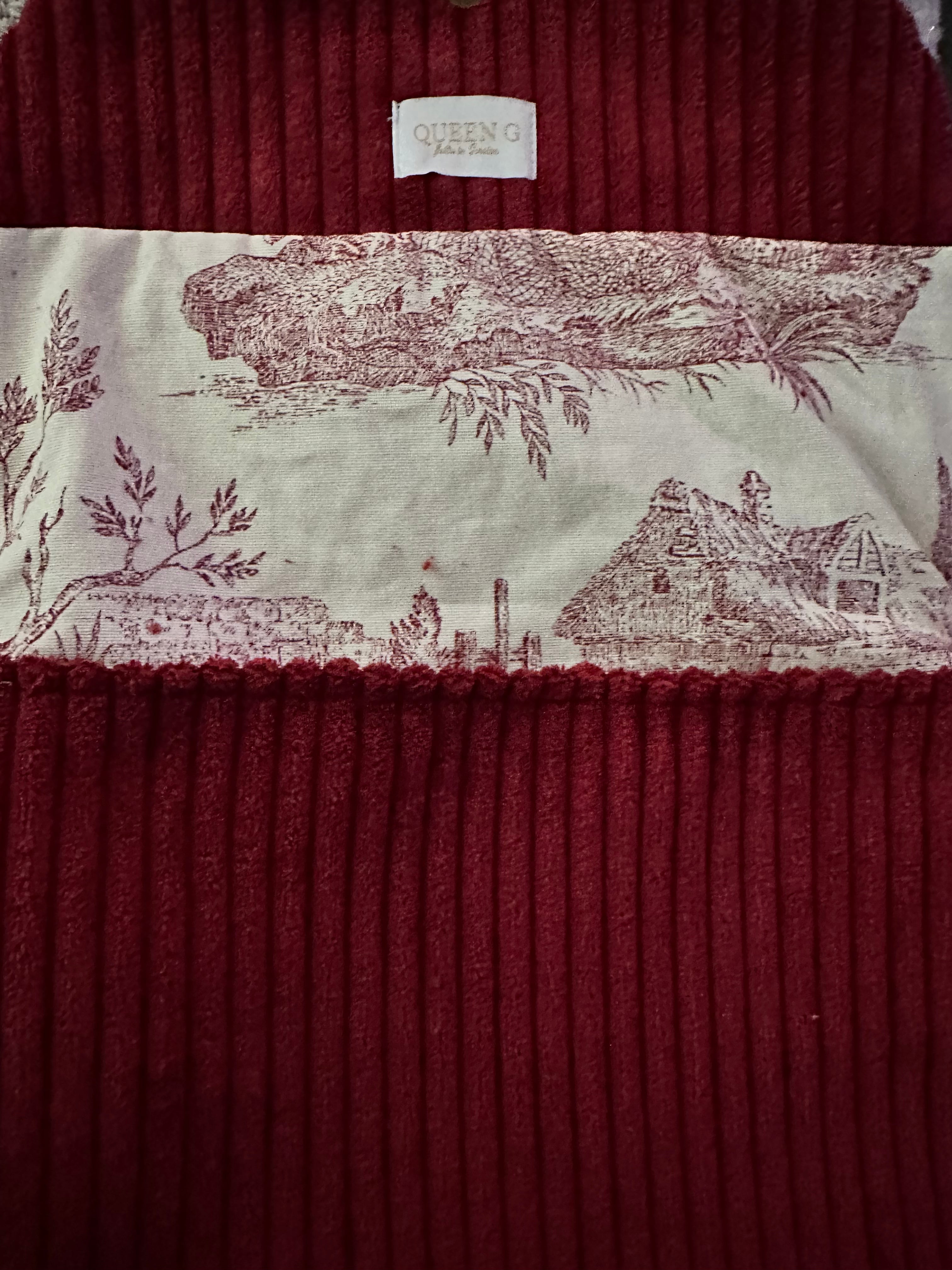 Sac besace couleur Rouge intérieur en tissu coton toile de Jouy vie à la campagne rouge grande laize et son logo brodé Vert