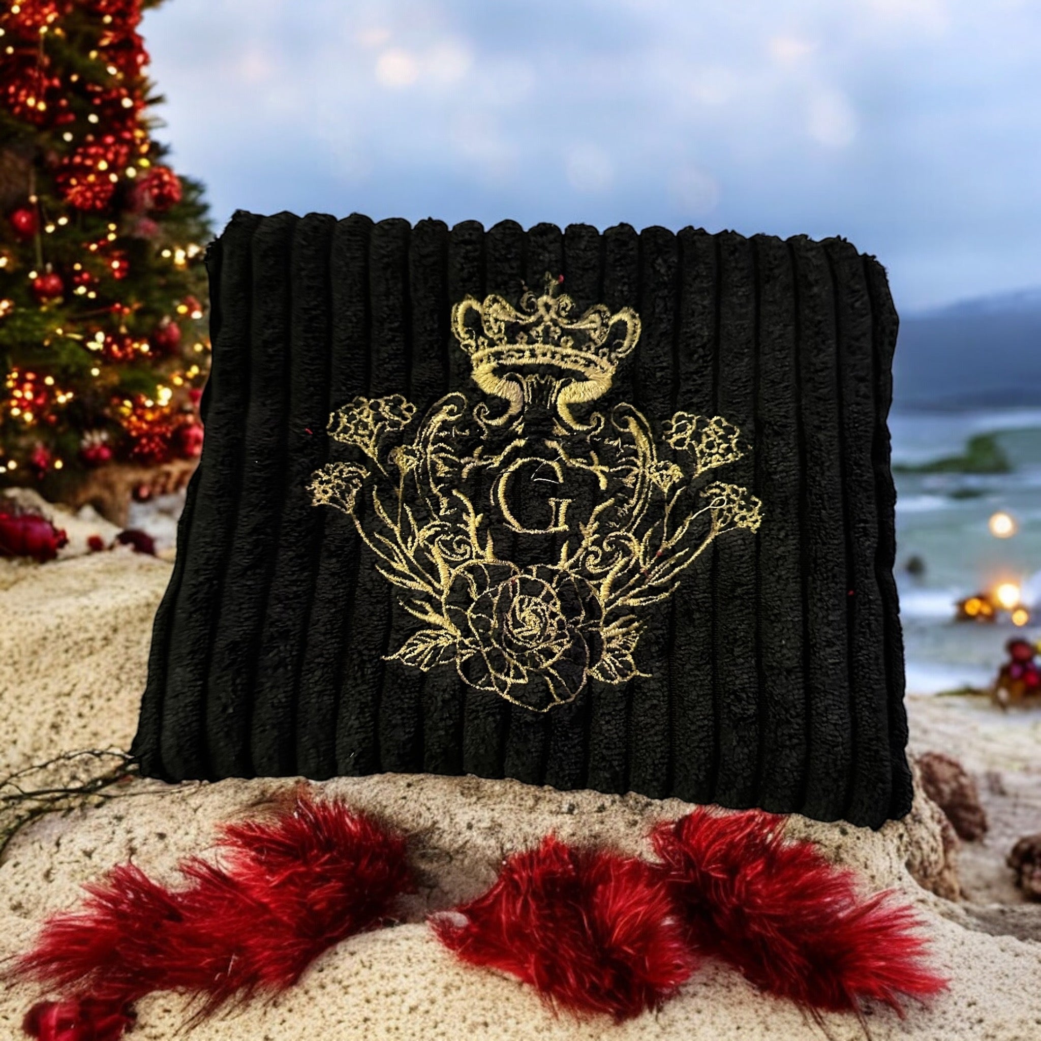 Pochette velours côtelé modèle «Maddie »de couleur Noir et son logo brodé Doré