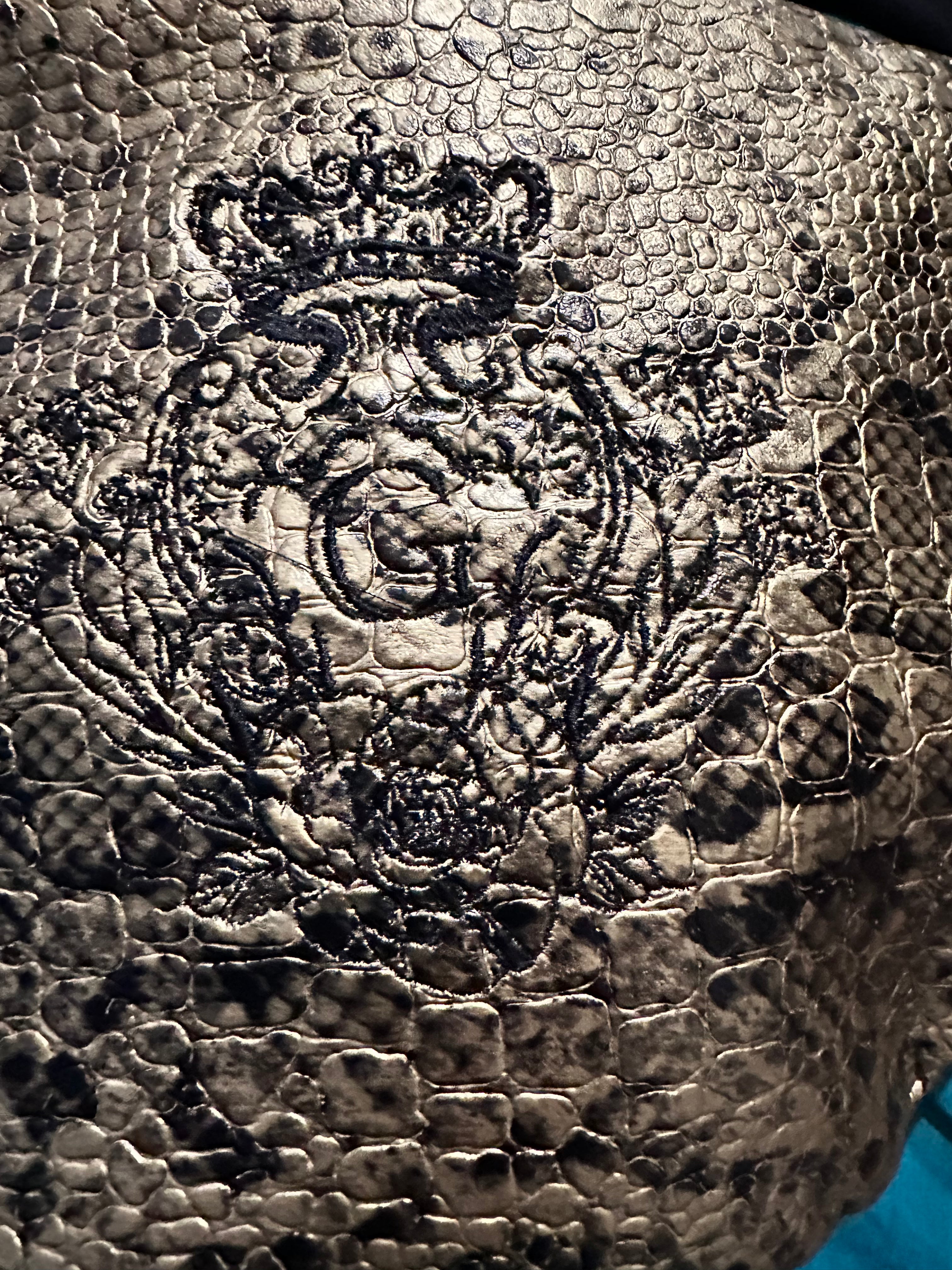 Sac banane « Romy »en simili cuir croco 🐊 de couleur bronze marron et son logo Noir
