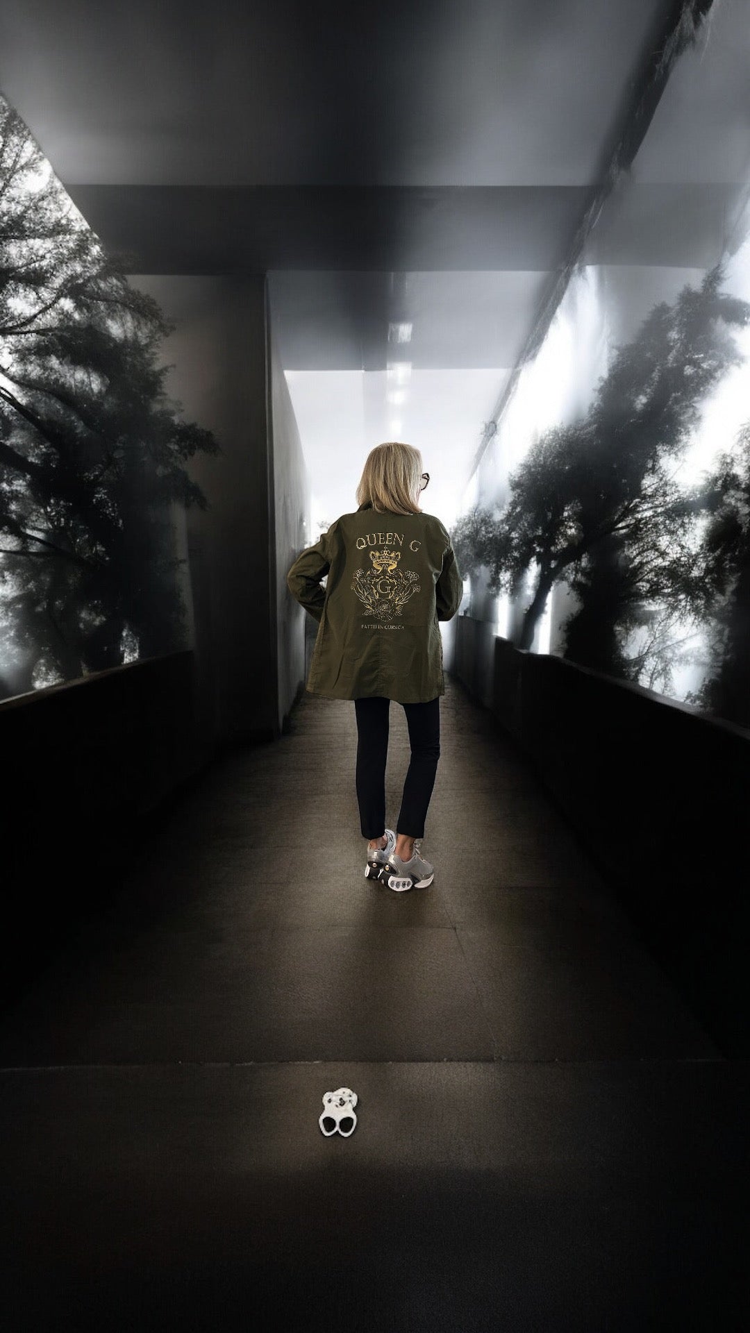 Veste bleu de Chine modèle « Anna »de couleur Kaki orné de son logo doré