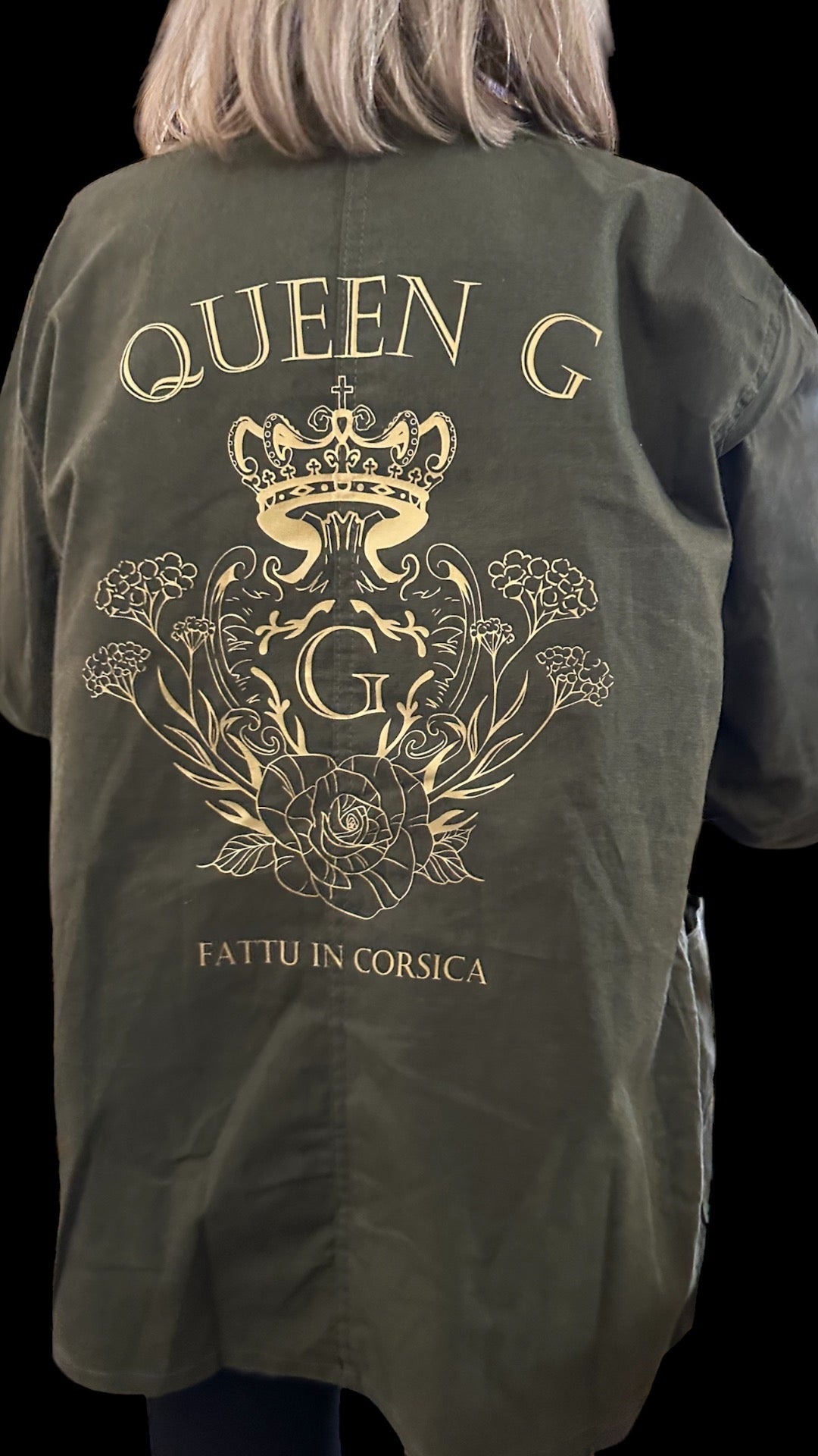 Veste bleu de Chine modèle « Anna »de couleur Kaki orné de son logo doré