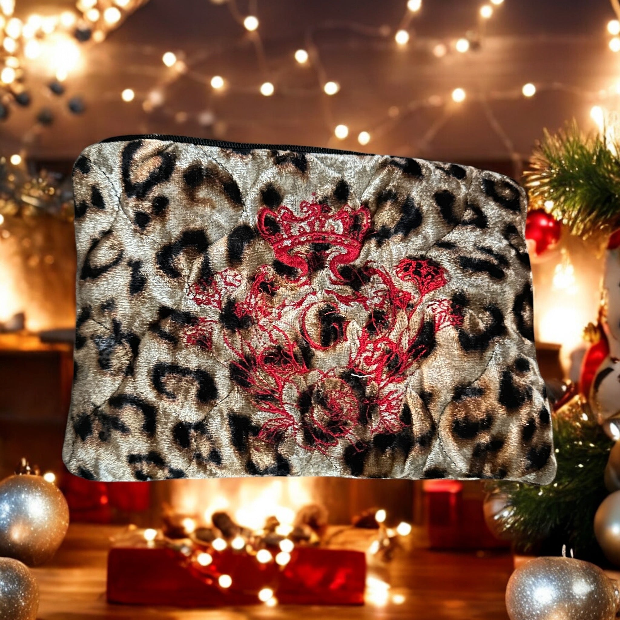 Pochette en velours Matelassé Imprimé Léopard 🐆 modèle « Maddie »et son logo brodé Rouge