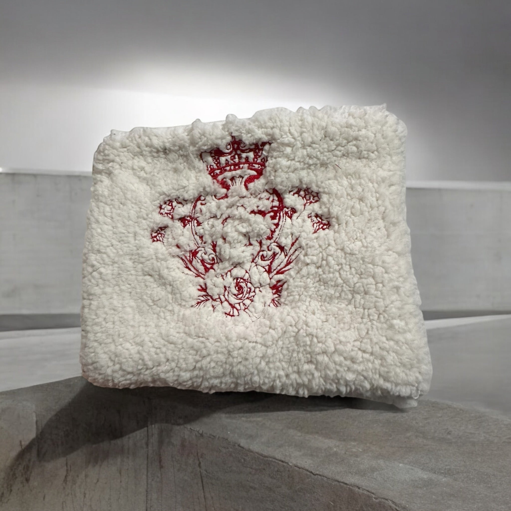 Pochette S en sherpa moutonné uni modèle « Maddy » intérieur en flanelle rouge et vert et son logo brodé Rouge