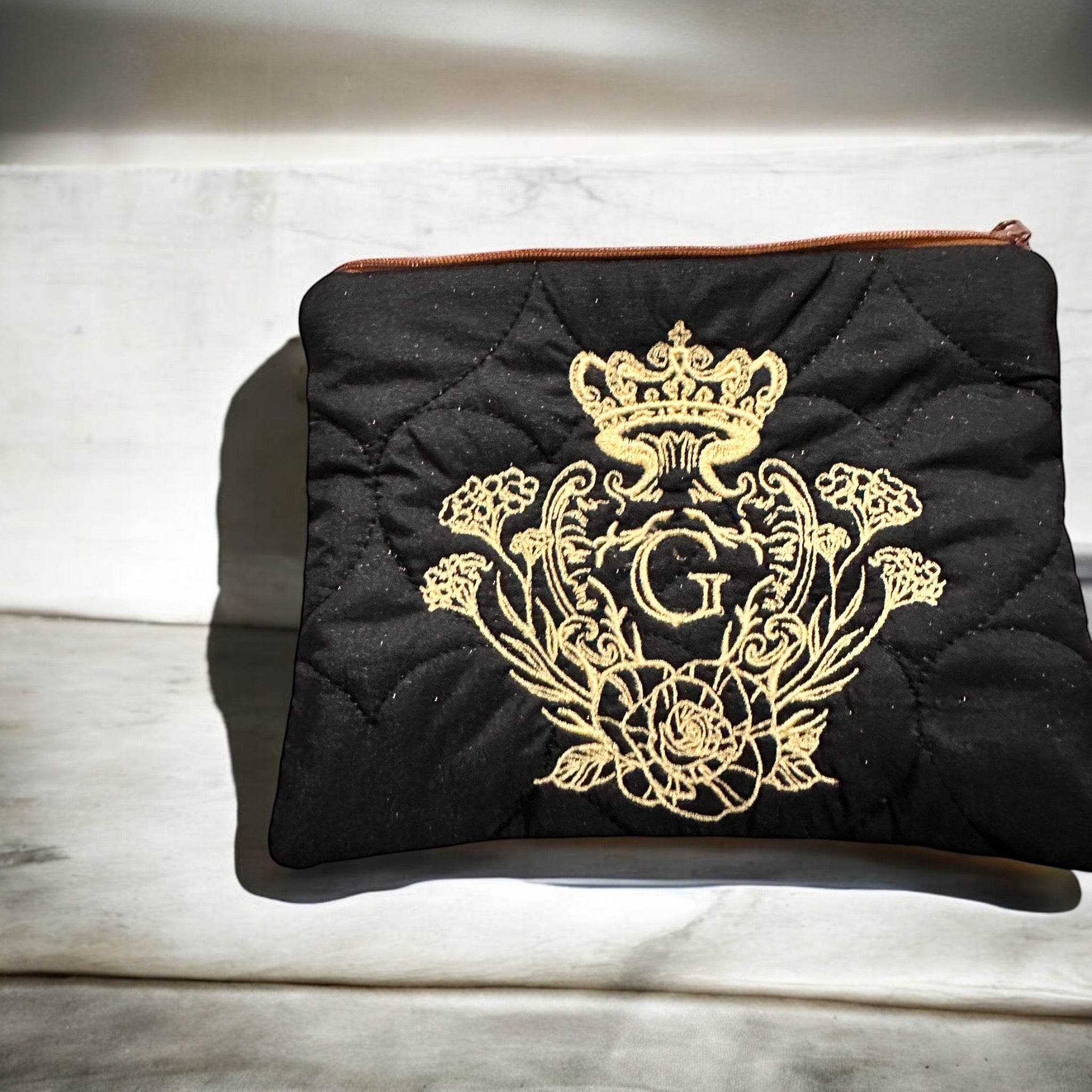 Pochette S noir en tissu matelassé cœurs paillettes noir ouaté intérieur coton et son logo brodé doré